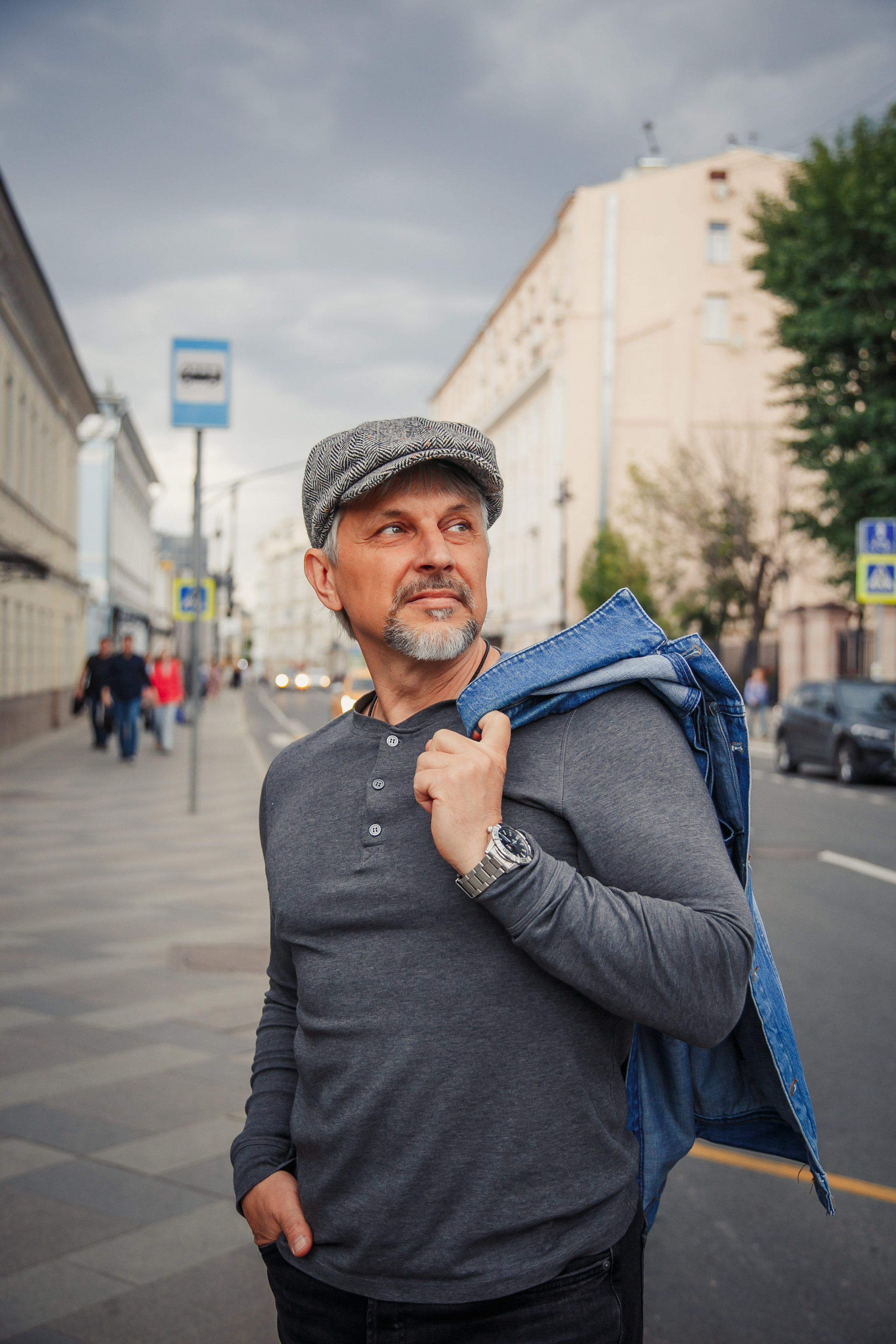 Брендовая фотосессия для эксперта — личный визуальный стиль, Как проходит бренд-съёмка — фотограф работает с клиентом в кадре, подбор локации, образа и реквизита для съёмки, Фотограф Rina Sphoto — бренд-съёмка в Москве для экспертов и специалистов