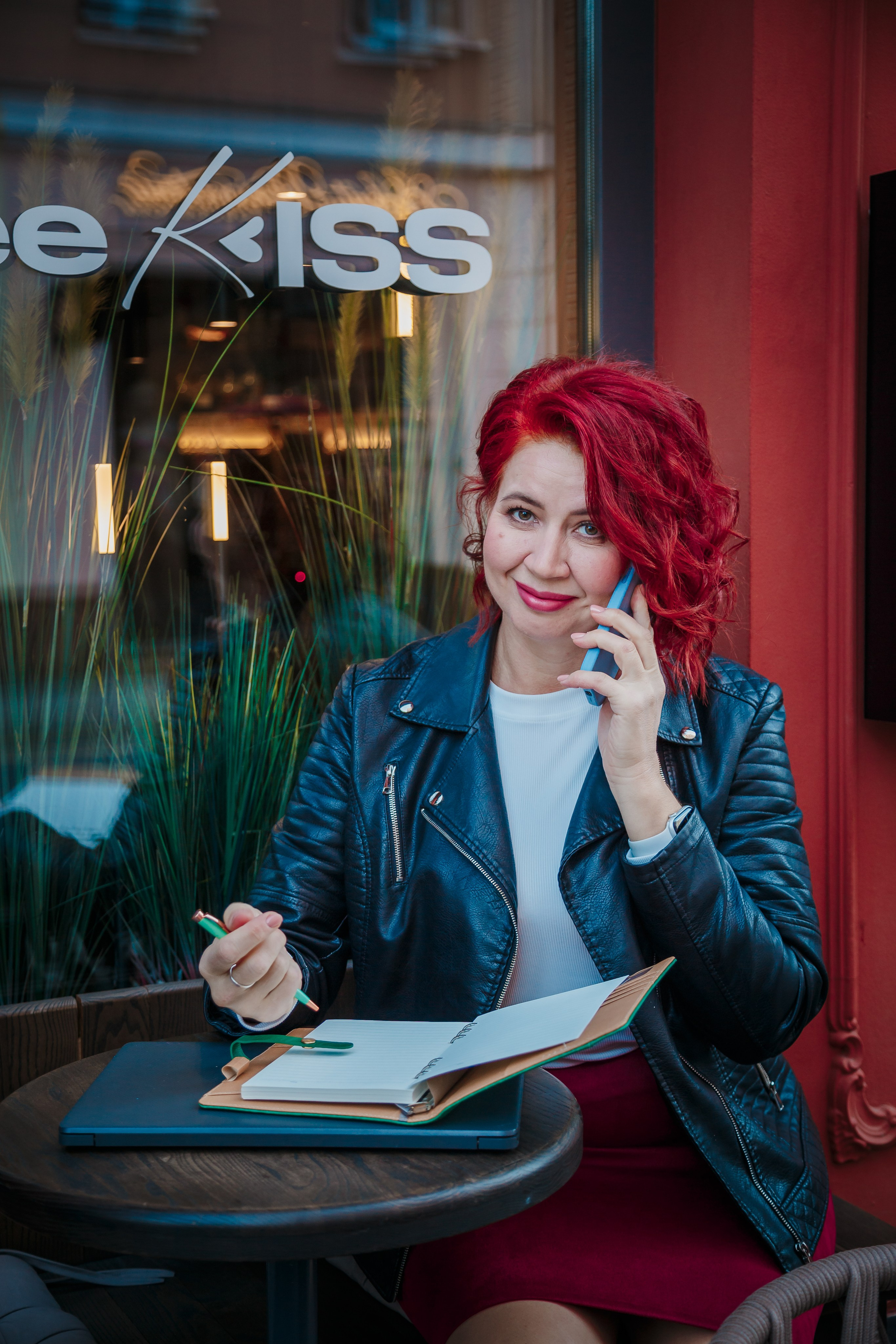 Пакеты бренд-фотосессий в Москве — Standart, Hit, Maximum, Брендовая фотосессия для эксперта — личный визуальный стиль, Как проходит бренд-съёмка — фотограф работает с клиентом в кадре, подбор локации, образа и реквизита для съёмки, Фотограф Rina Sphoto — бренд-съёмка в Москве для экспертов и специалистов