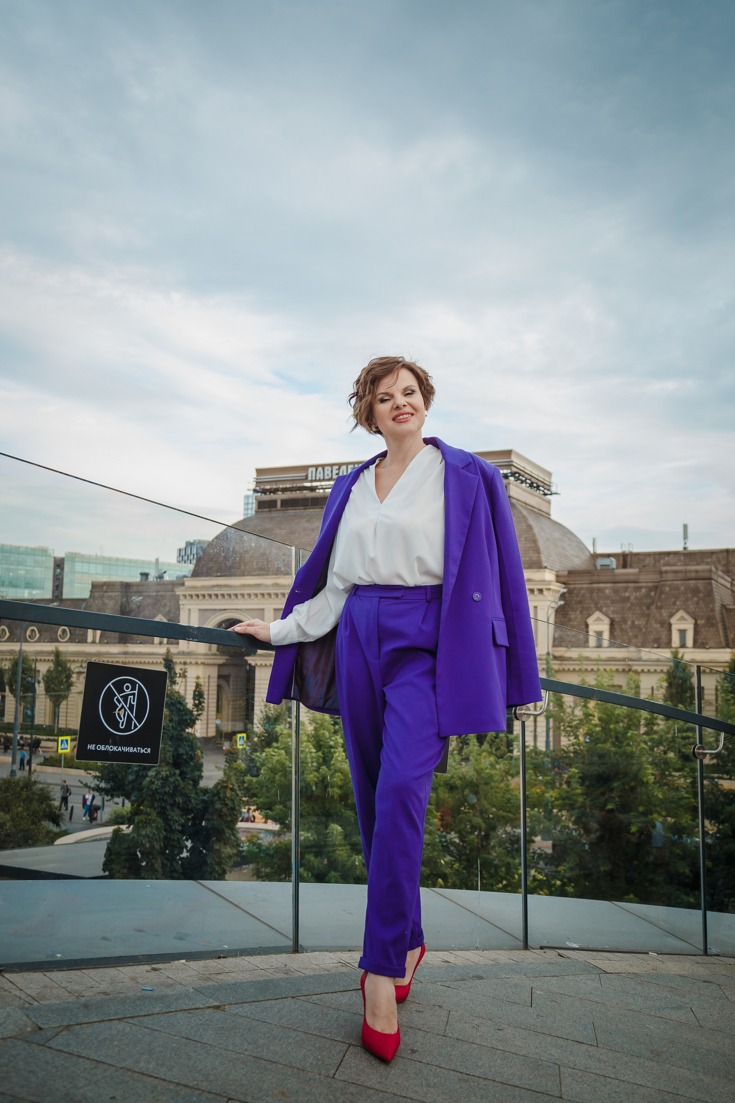 Брендовая фотосессия для эксперта — личный визуальный стиль, Как проходит бренд-съёмка — фотограф работает с клиентом в кадре, подбор локации, образа и реквизита для съёмки, Фотограф Rina Sphoto — бренд-съёмка в Москве для экспертов и специалистов