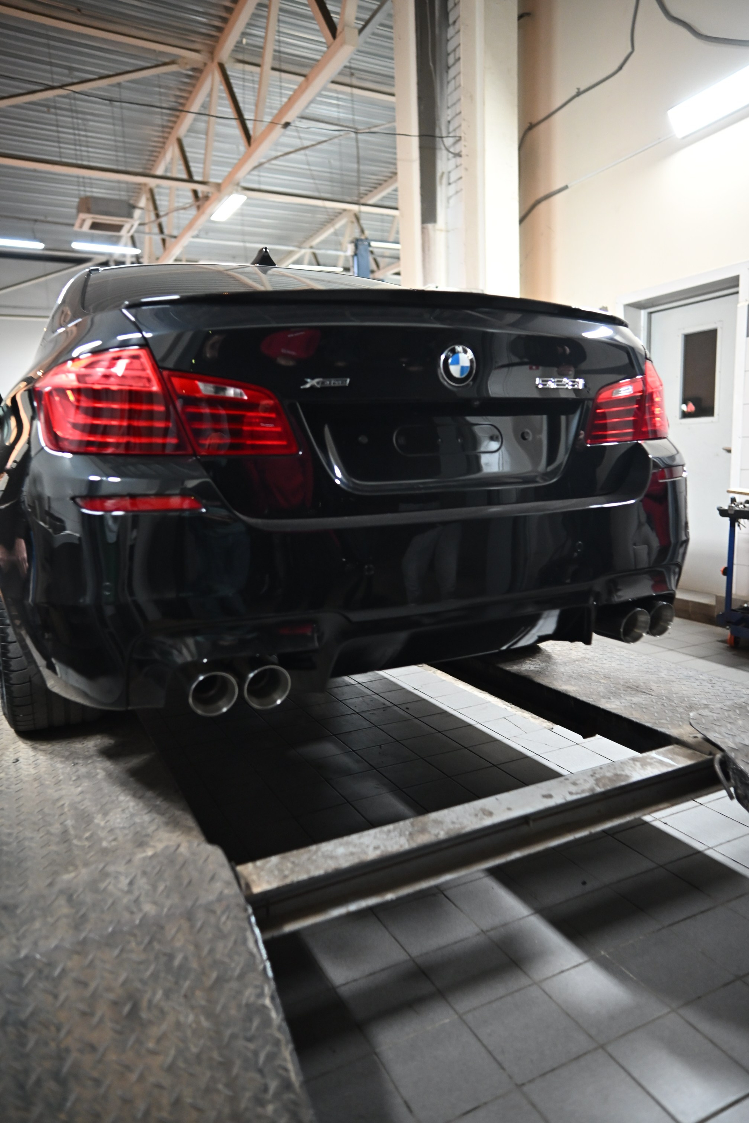 BMW 5 Series (F10) раздвоенный выхлоп