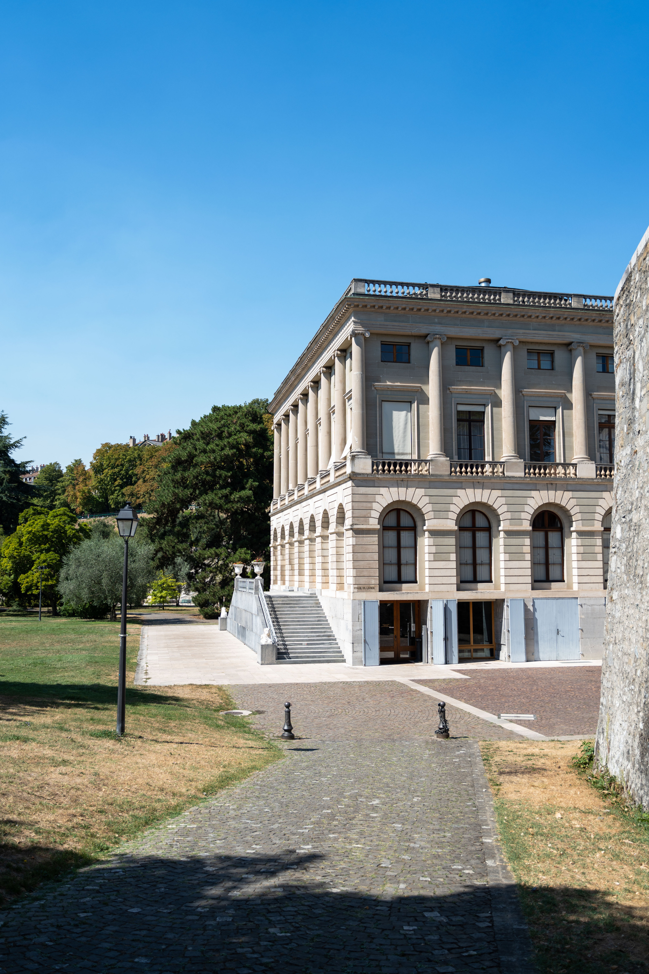 Places for a photo shoot in Geneva: Musée d’art et d’histoire. Photographe de Mariage Professionnelle — Genève & Suisse Romande | Tanya Creator