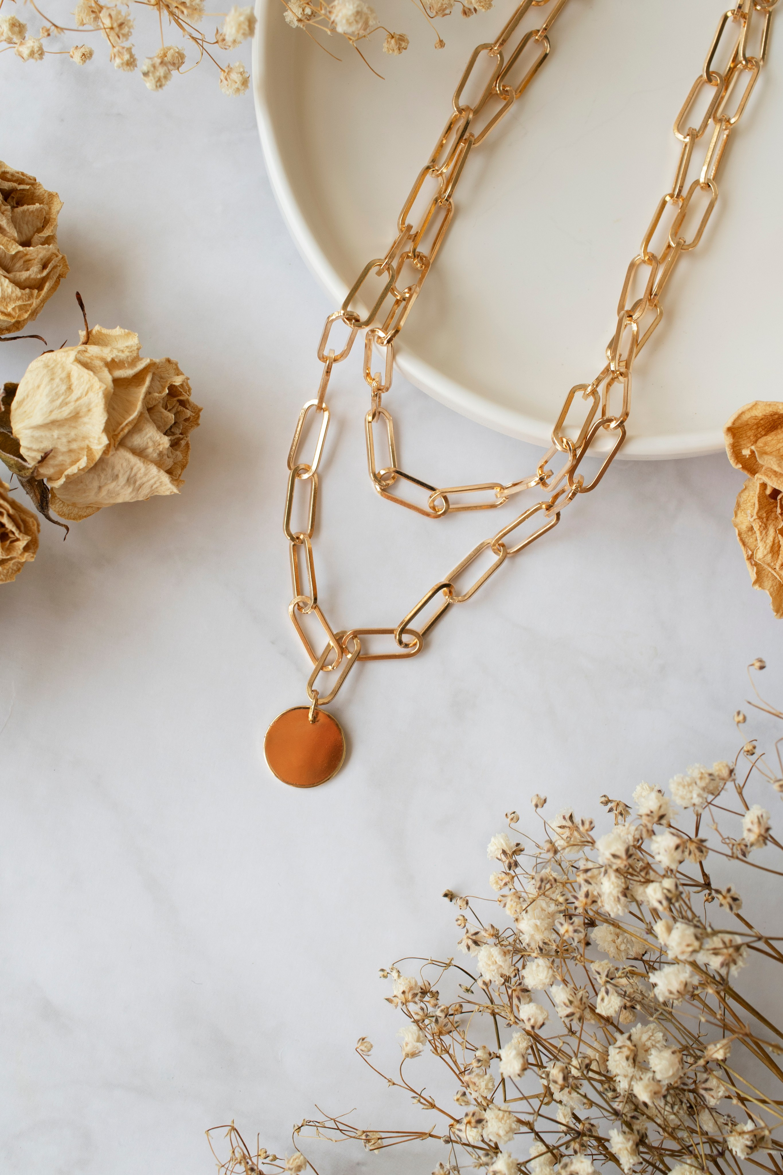 Референс для бижутерии, подходящей для разных возрастных групп.