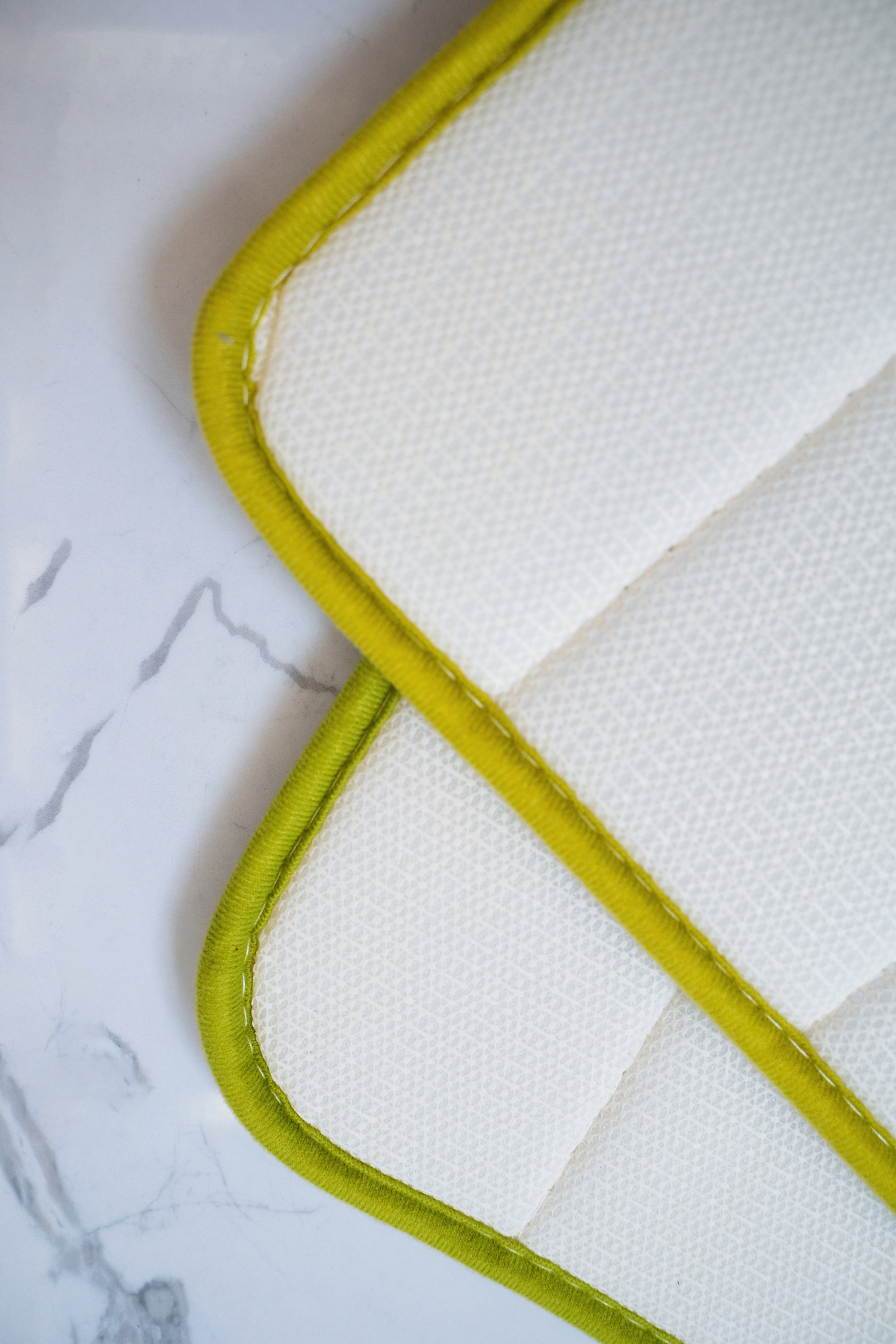 Стильная предметная съемка ковров для декора ванной