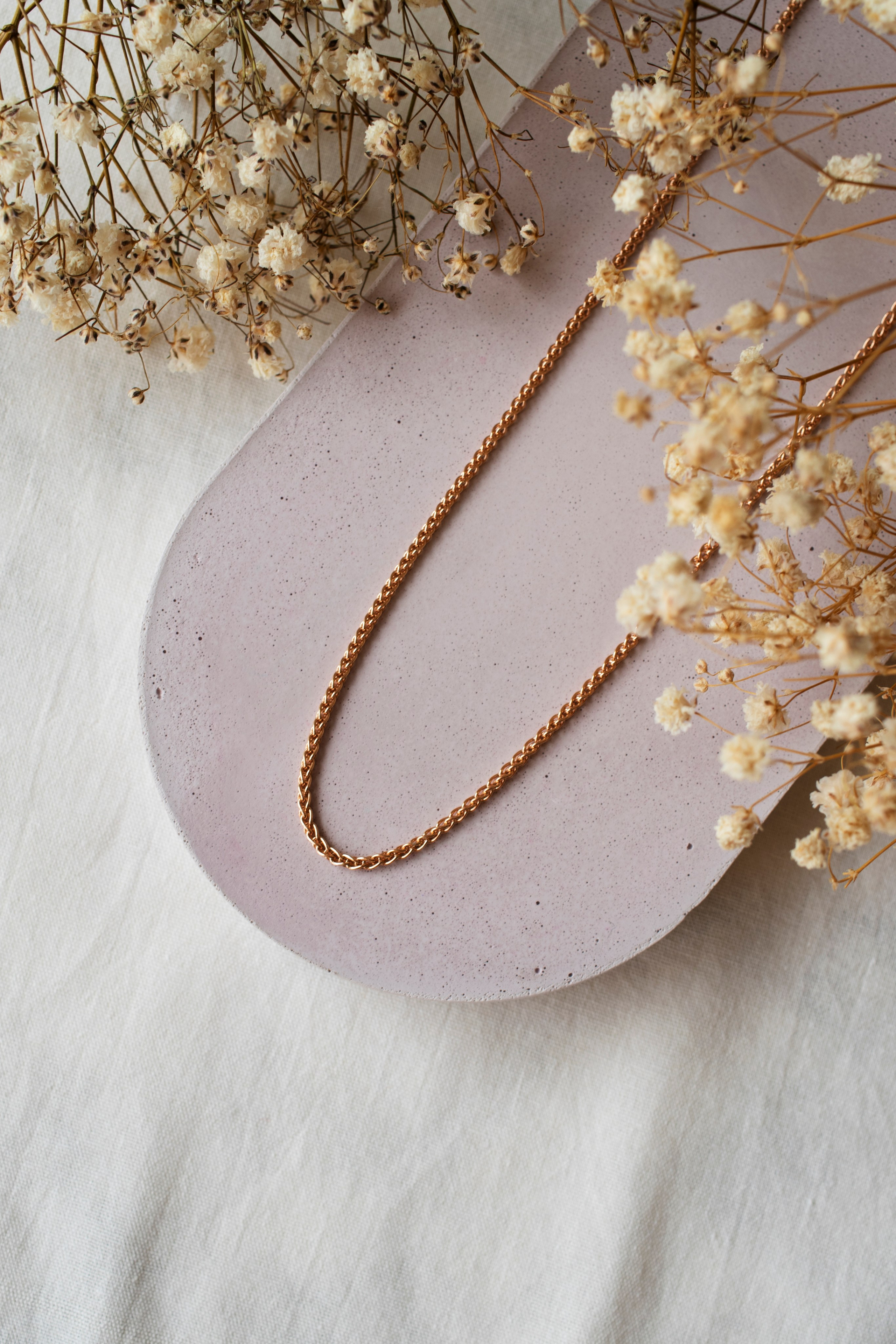 Бижутерия с акцентом на долговечность и качество.