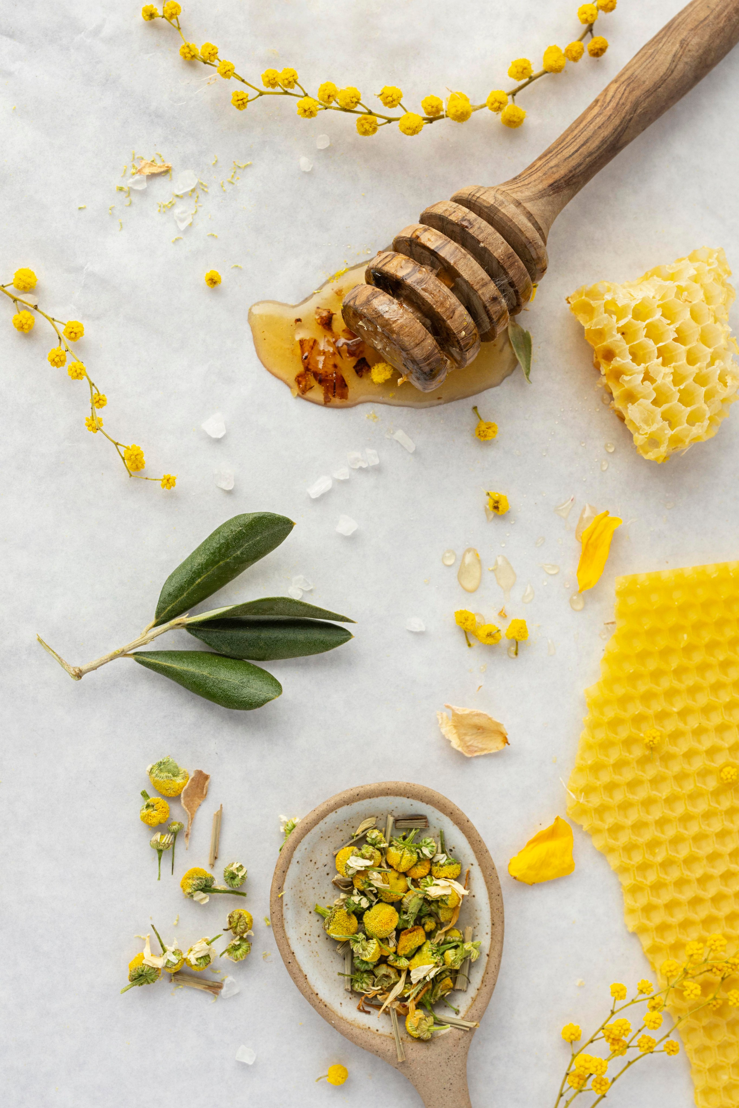 Референс для праздничной еды и напитков с яркими украшениями.