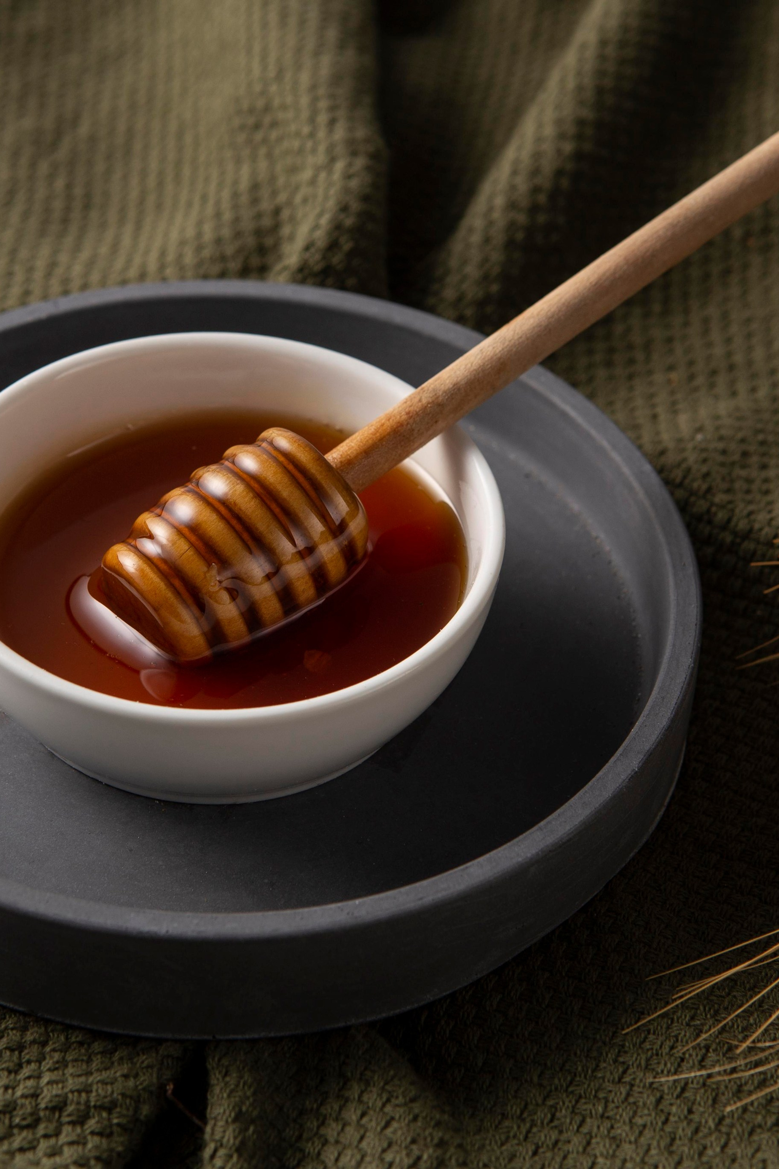 Еда и напитки, поданные на красивой посуде для эстетического наслаждения.