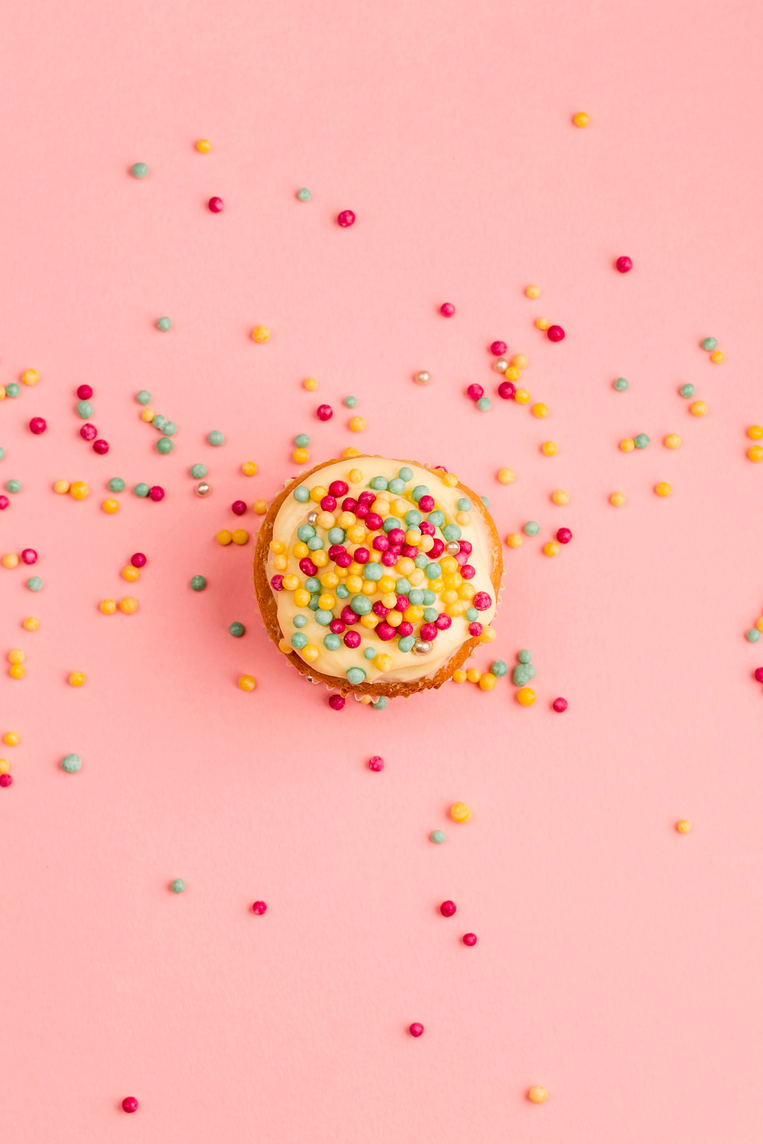 Пример разнообразной еды и напитков для угощения.