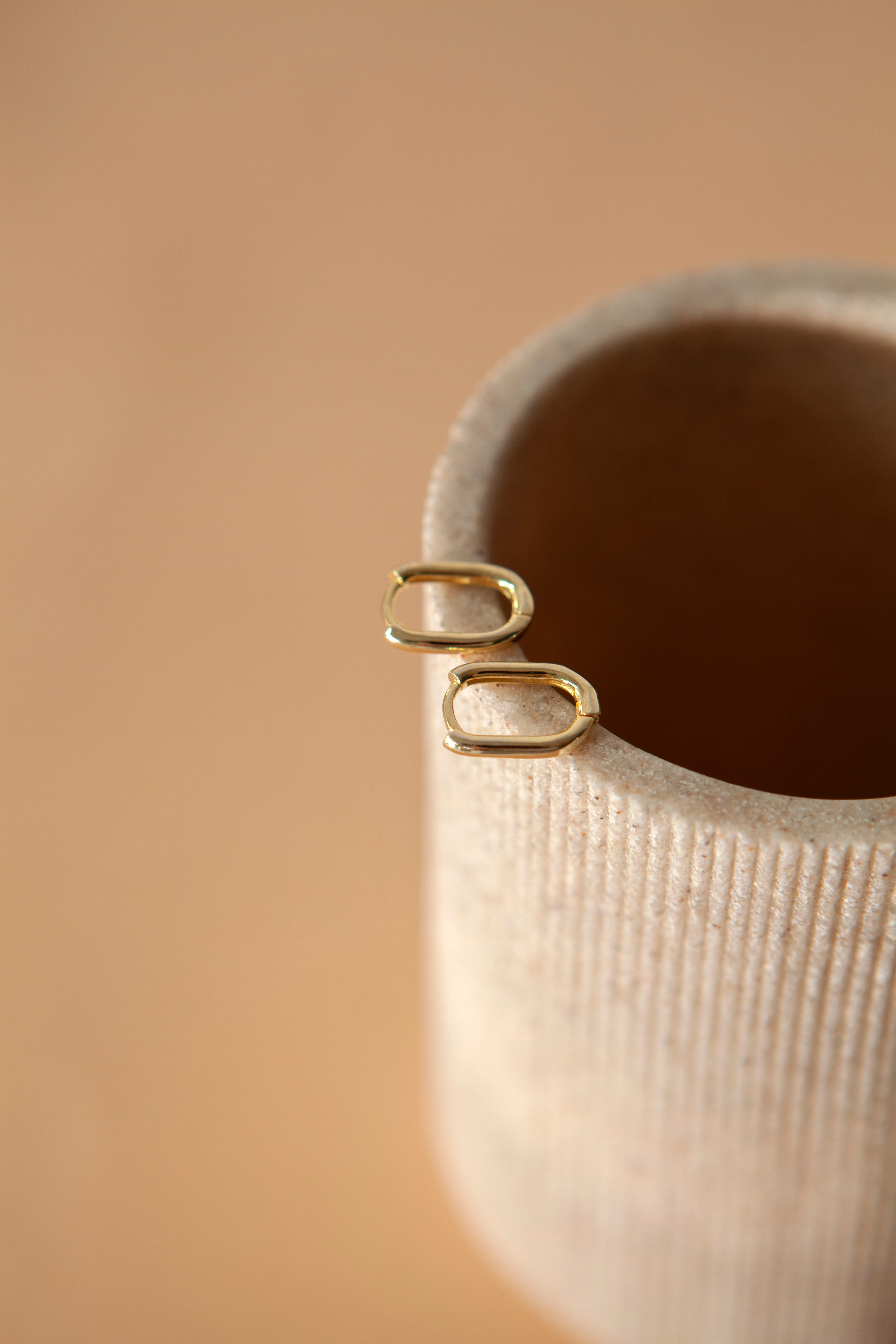 Пример удобной бижутерии, легко комбинирующейся с разными нарядами.