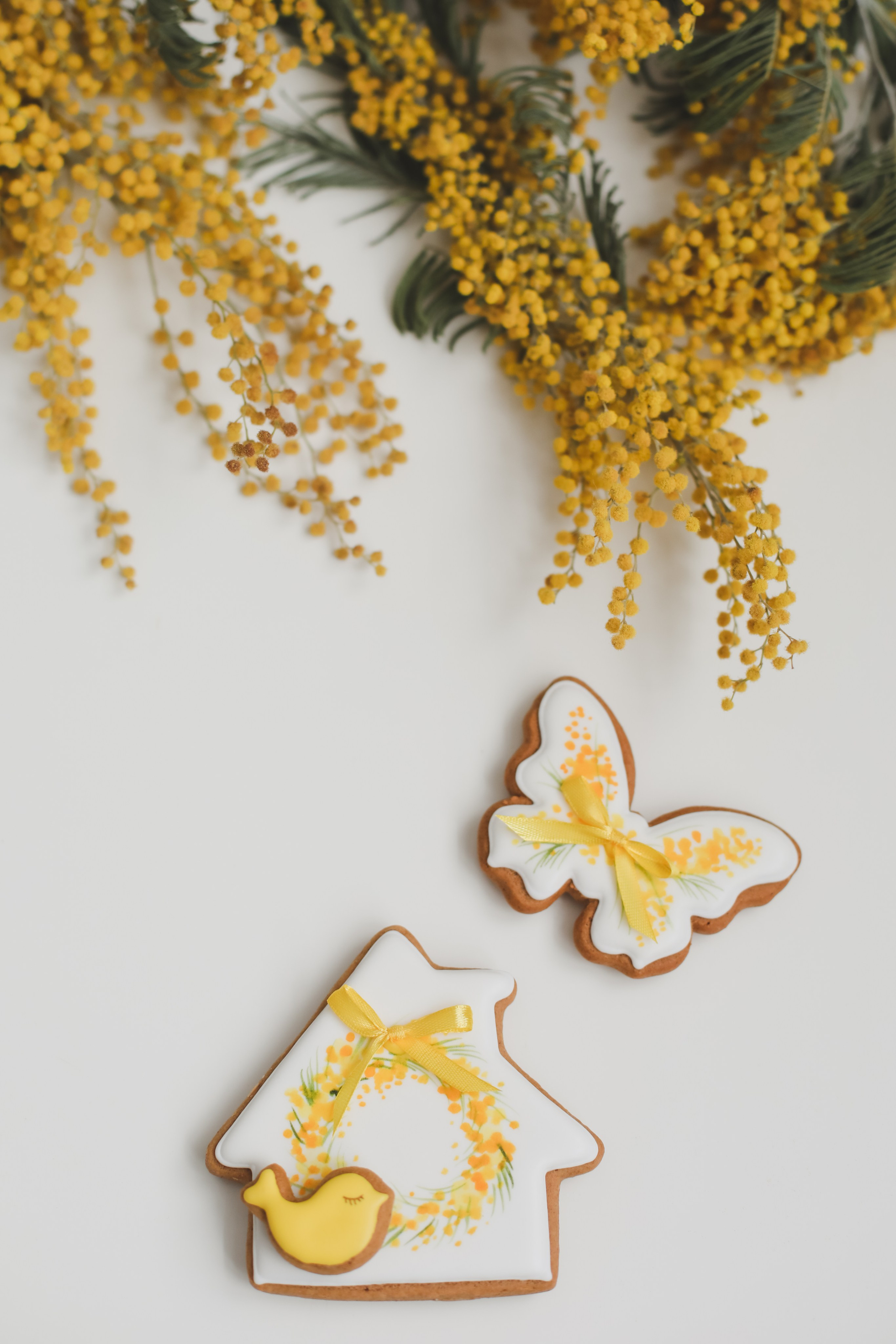 Пример десертов и освежающих напитков на летней вечеринке.