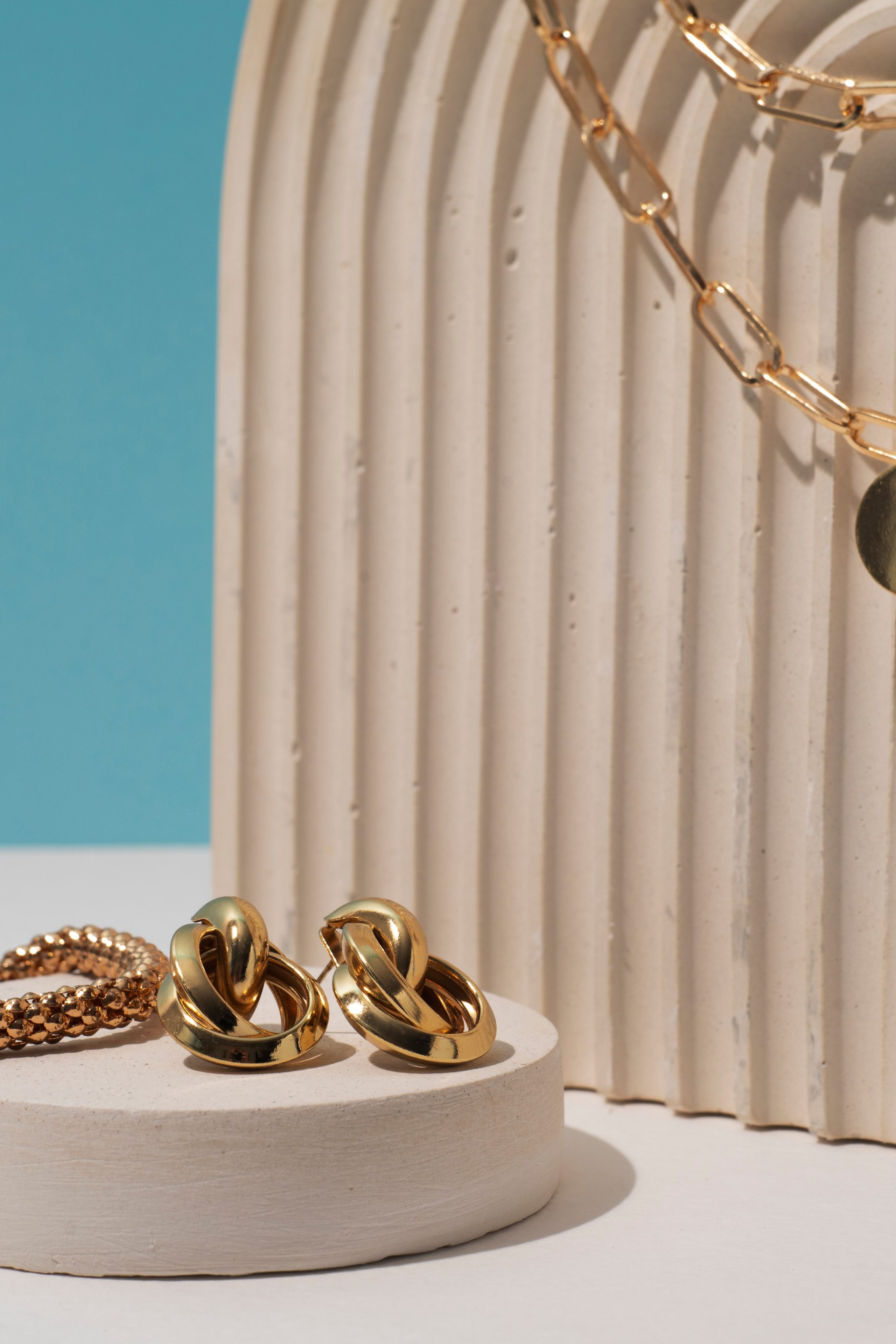 Идея для бижутерии с креативными сочетаниями материалов.