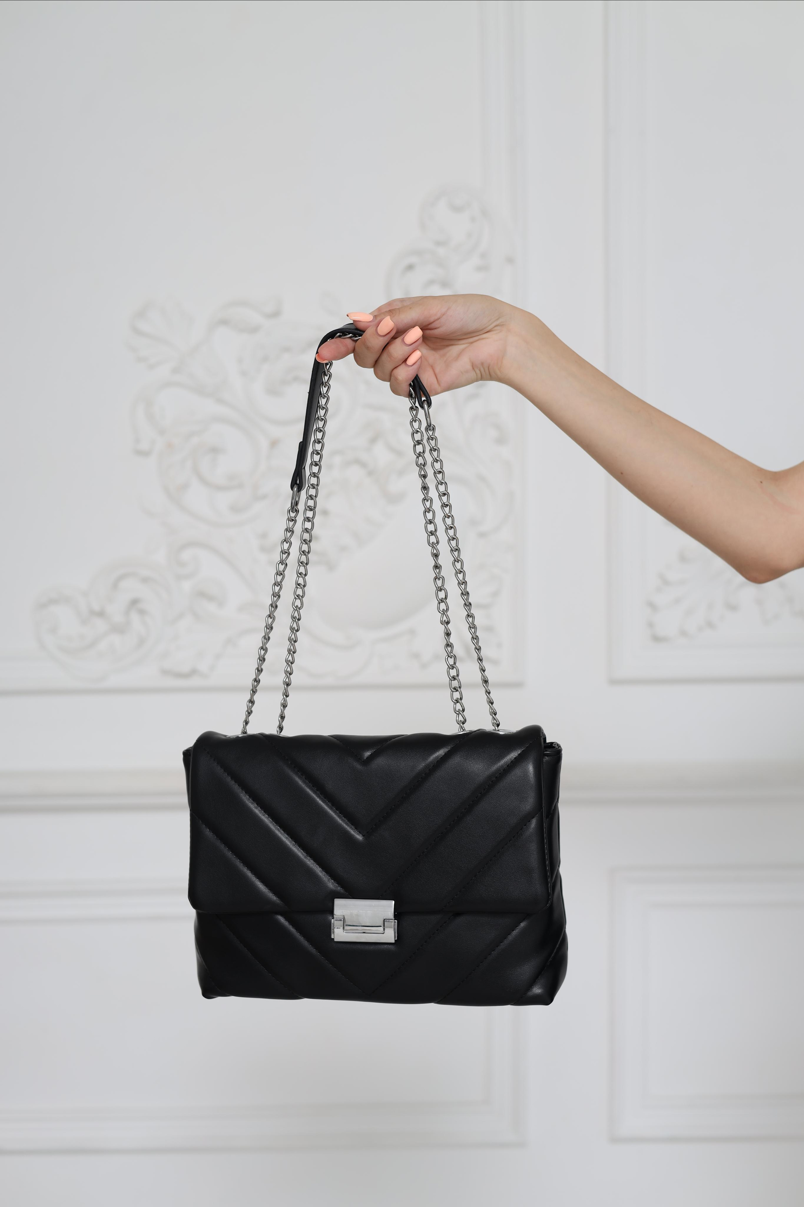 Пример женской сумки с декоративной цепочкой и элегантными элементами.