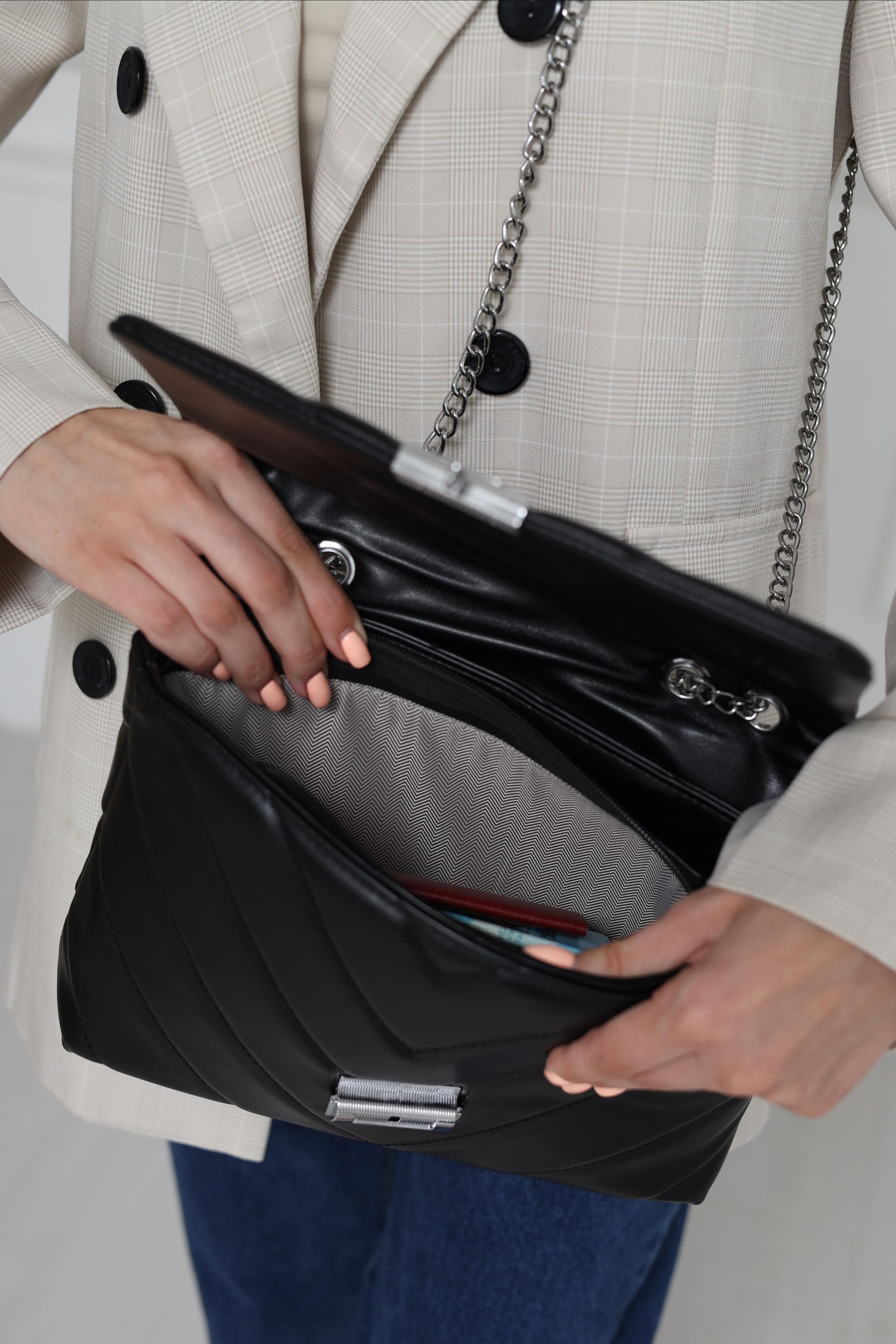 Референс для женской сумки с тканевой вставкой и декоративной фурнитурой.