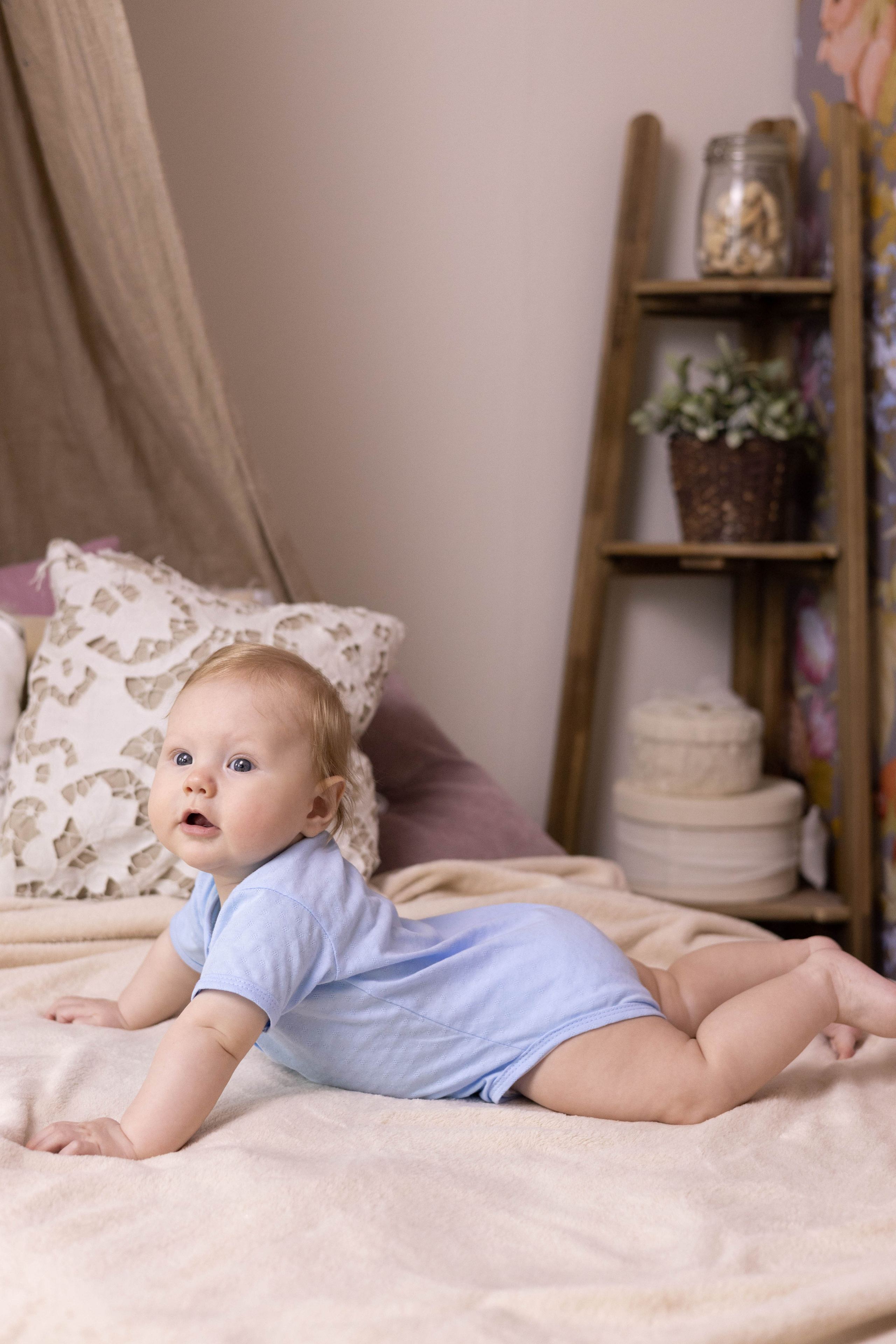 Съемка одежды для малышей для демонстрации разнообразия моделей