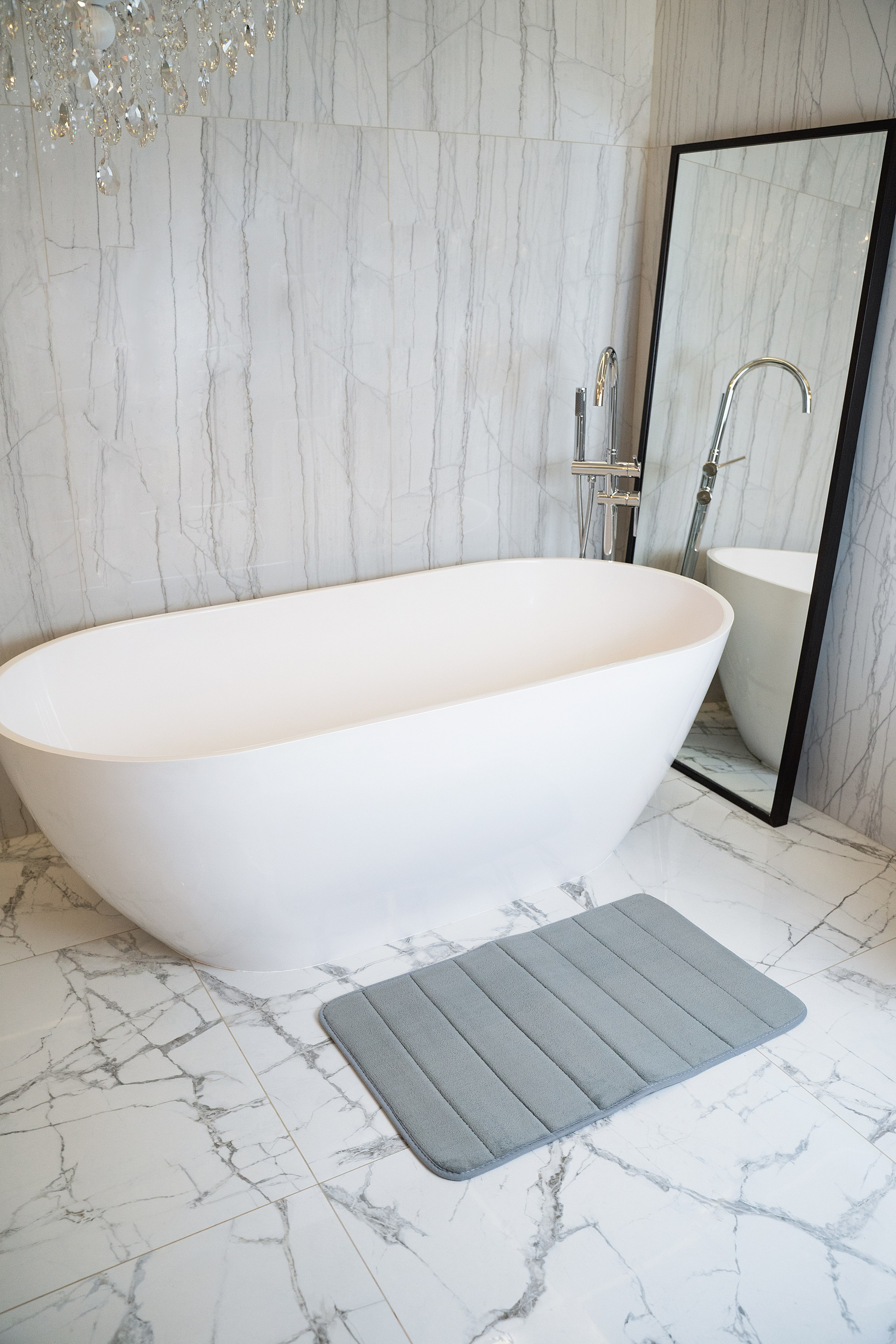 Съемка ковров для ванной в атмосферных интерьеров