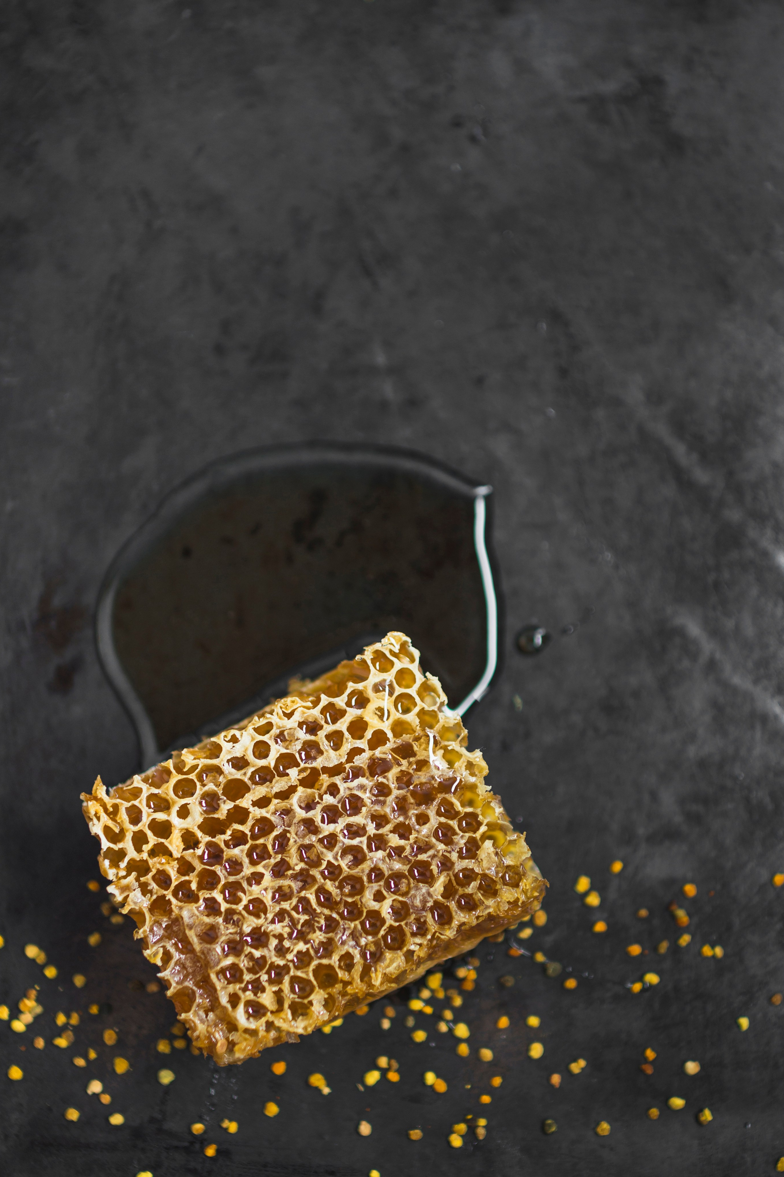 Еда и напитки в теплых тонах для создания уютной атмосферы.