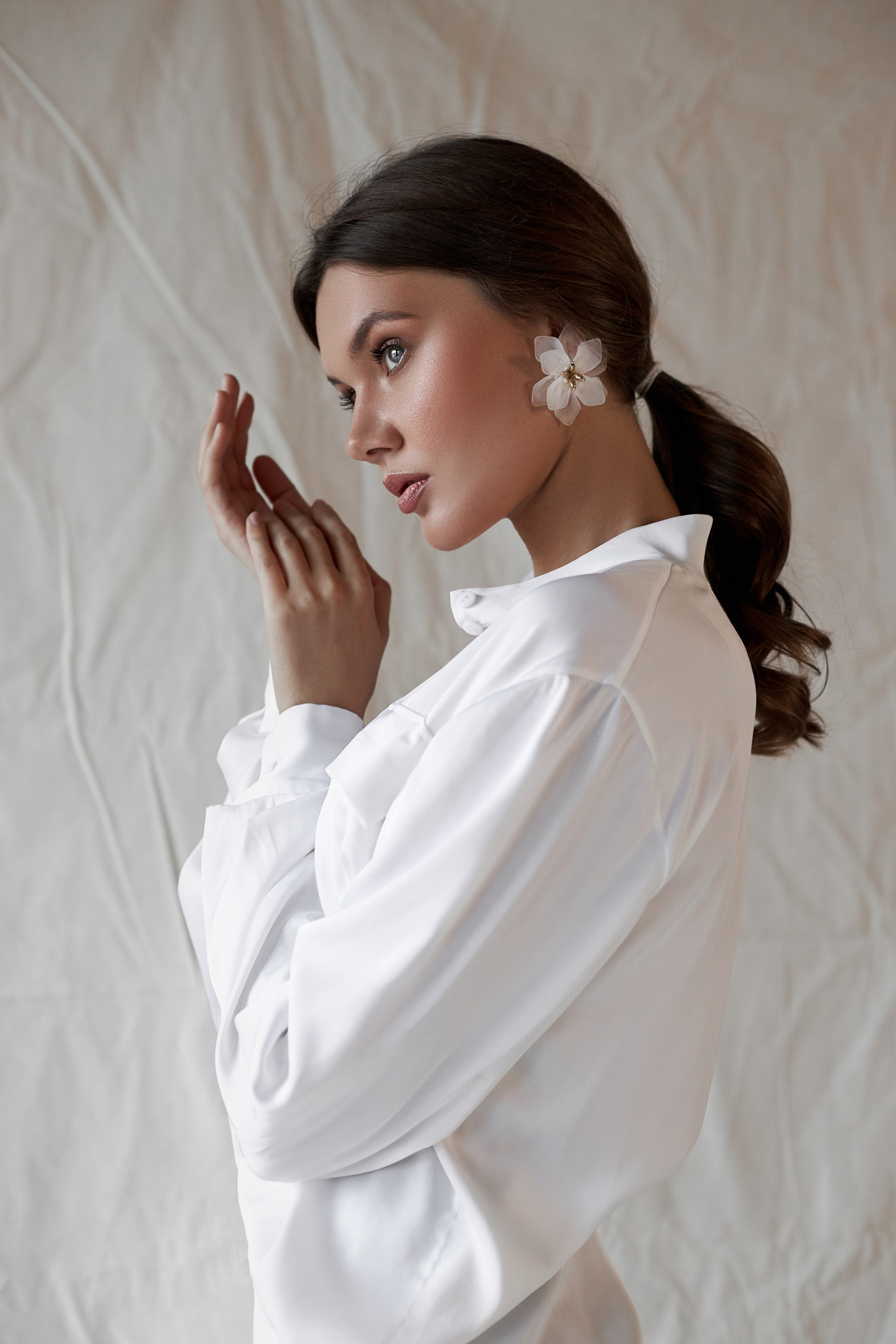 Пример модной бижутерии с разнообразными текстурами.