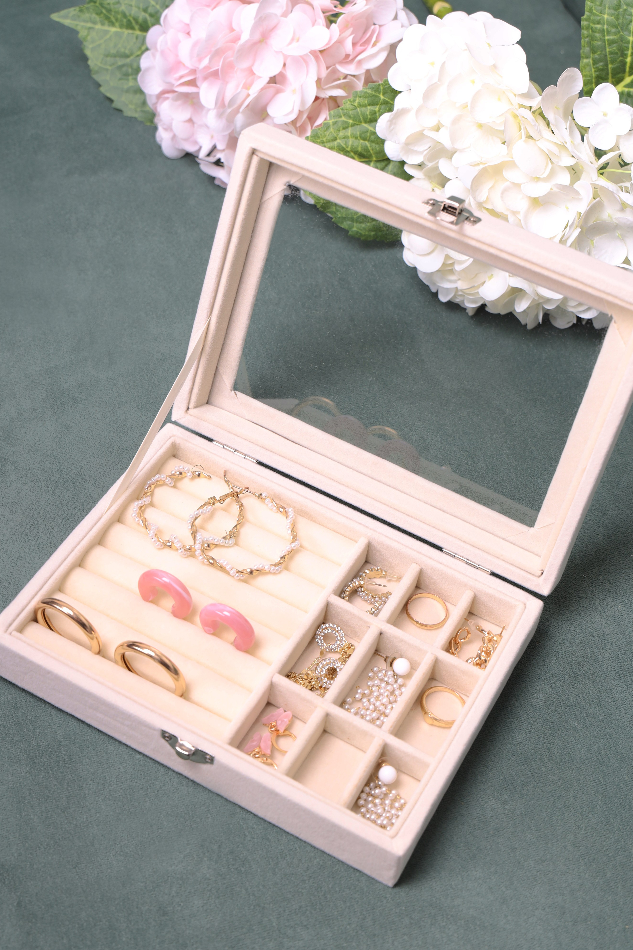 Эстетичная съемка шкатулок с акцентом на детали и текстуры