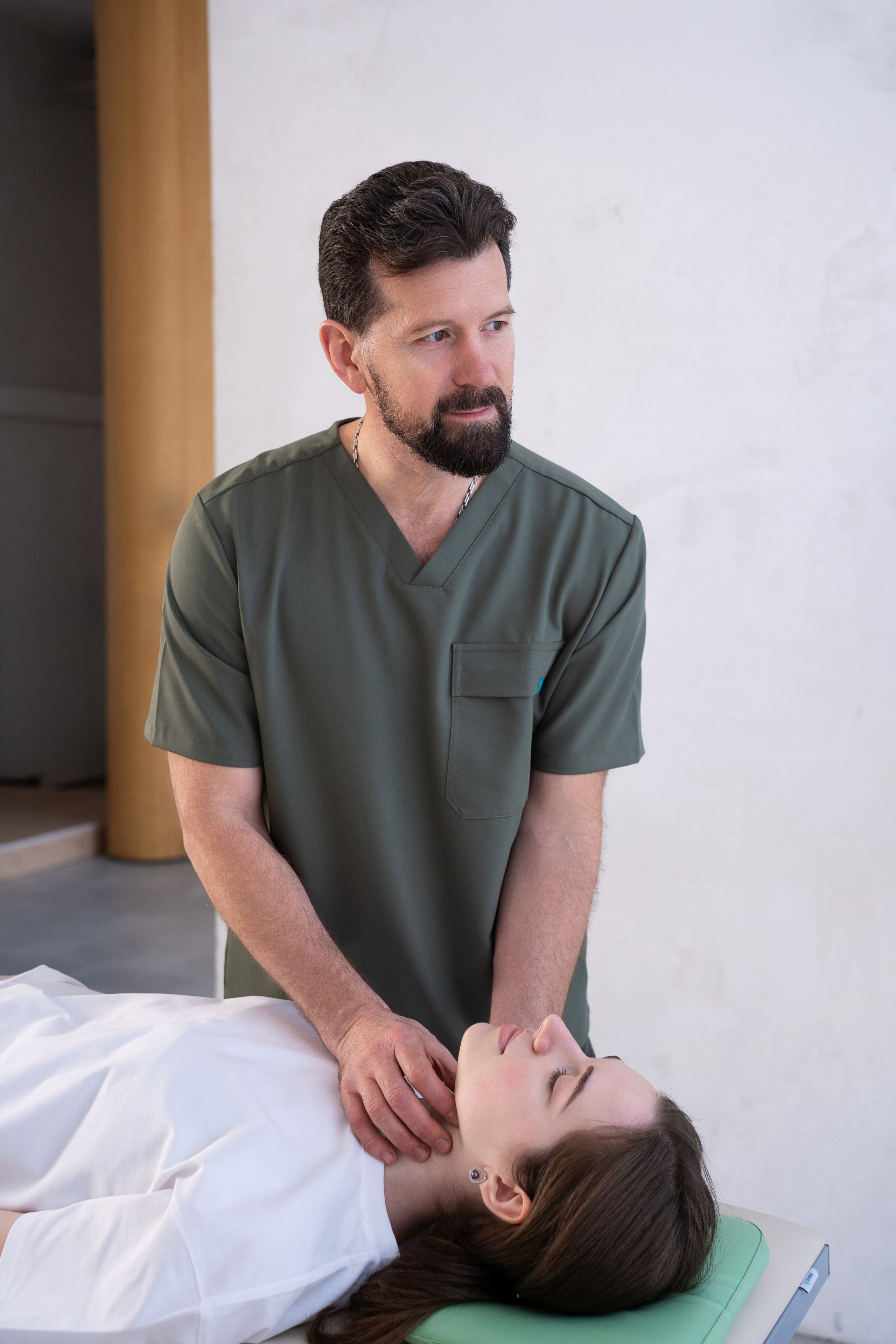 Врач остеопат