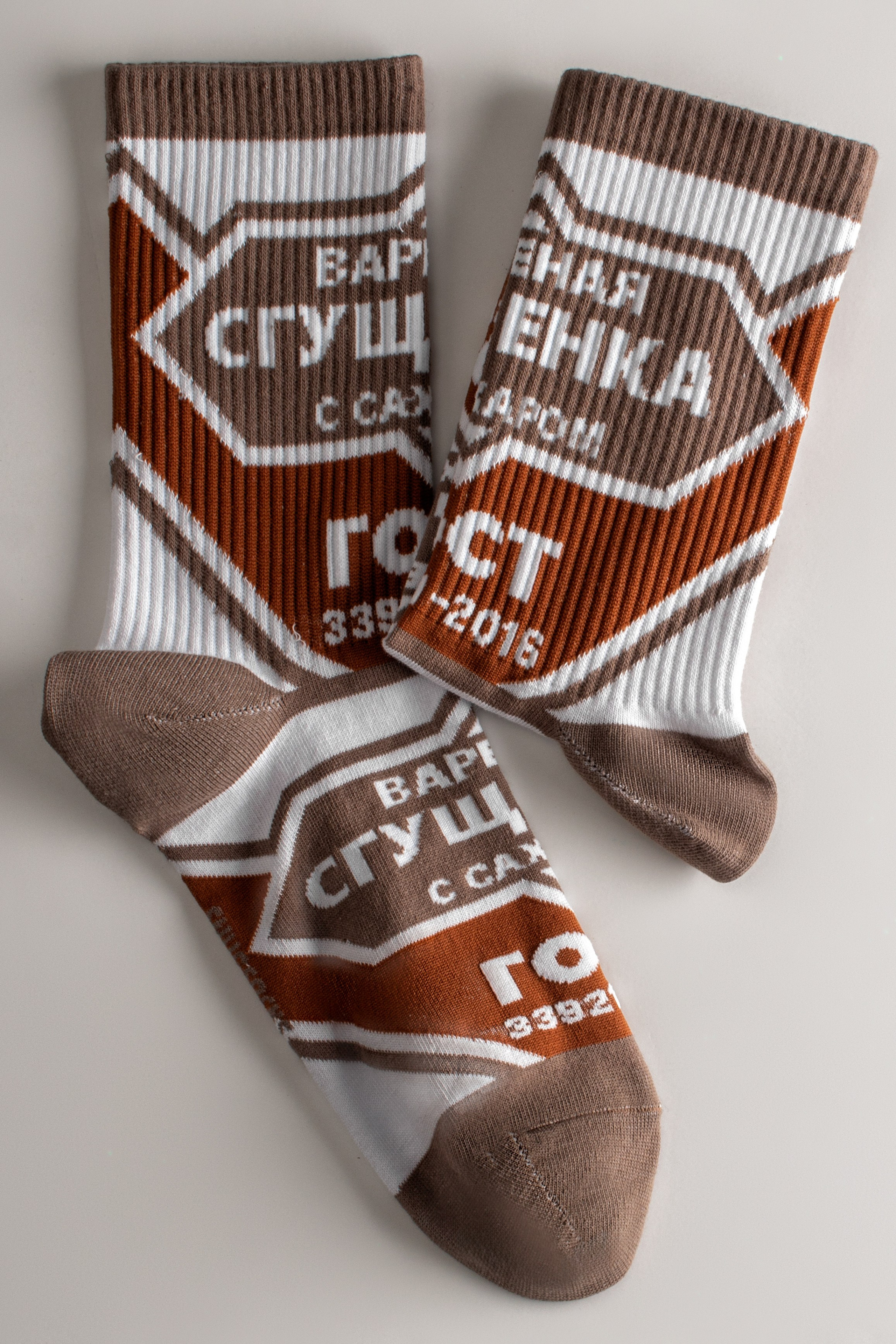 Нейро фото по исходнику клиента — носки, предметная фотография на нейтральном фоне