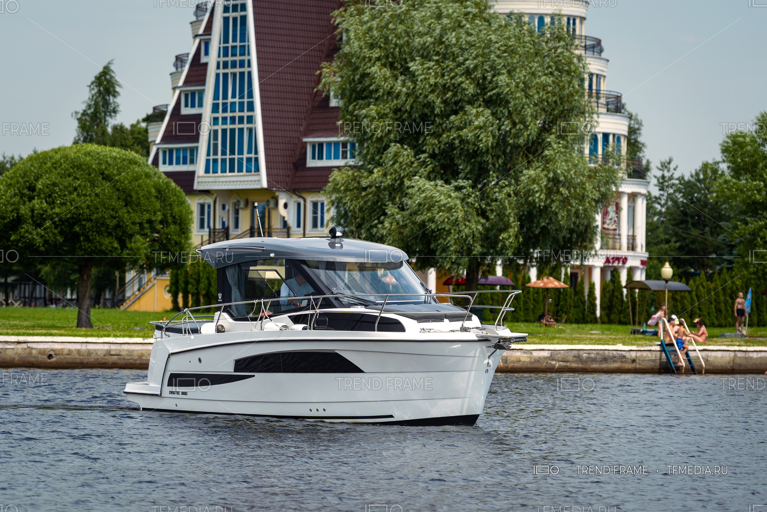 Фотосессия катера Nautic 880 с кабиной — профессиональные фотографии для каталога лодок