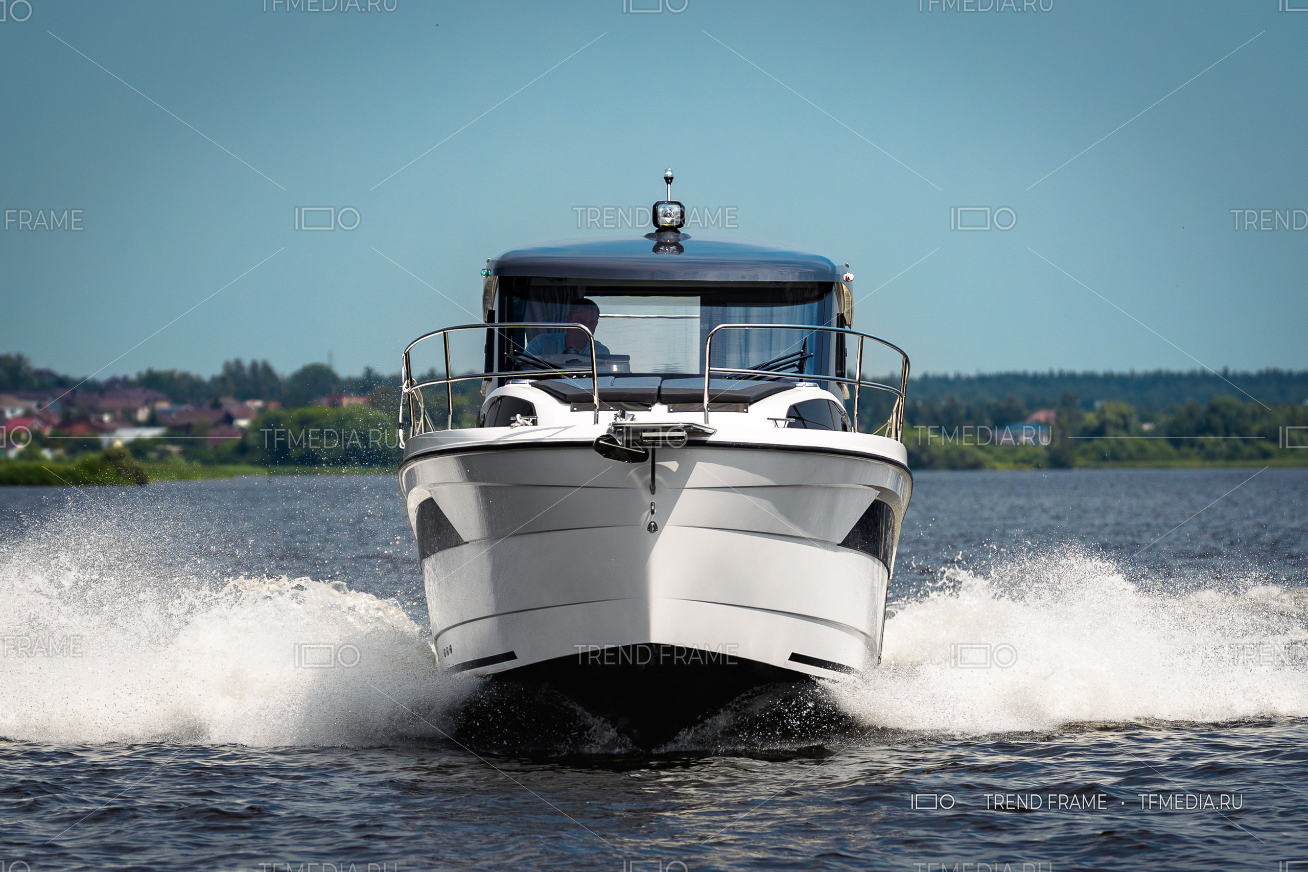 Катер Nautic 880 с кабиной в движении по реке — фото и видео продакшн TrendFrame, Москва