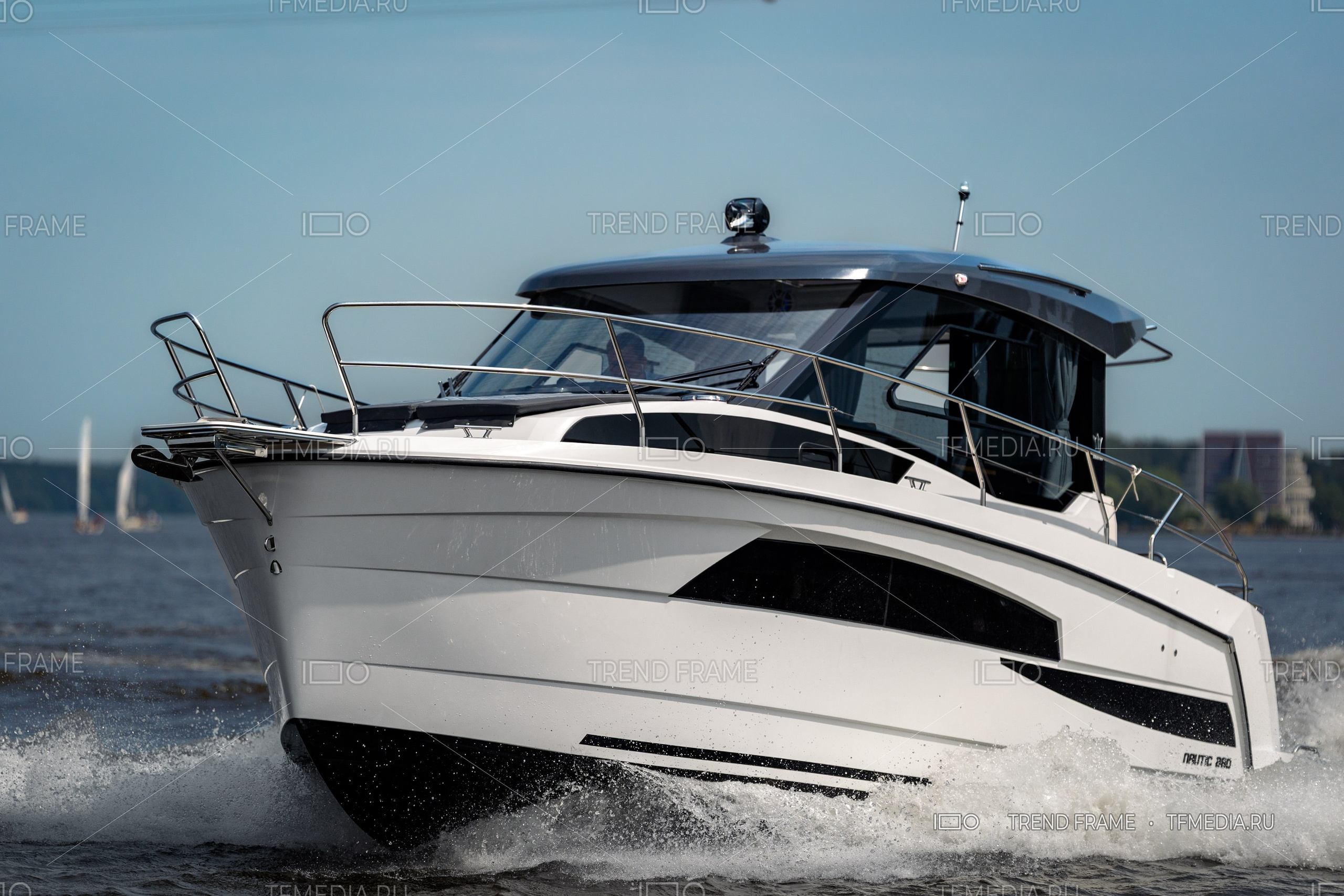 Фотосессия катера Nautic 880 — профессиональные фото лодки в движении, Москва