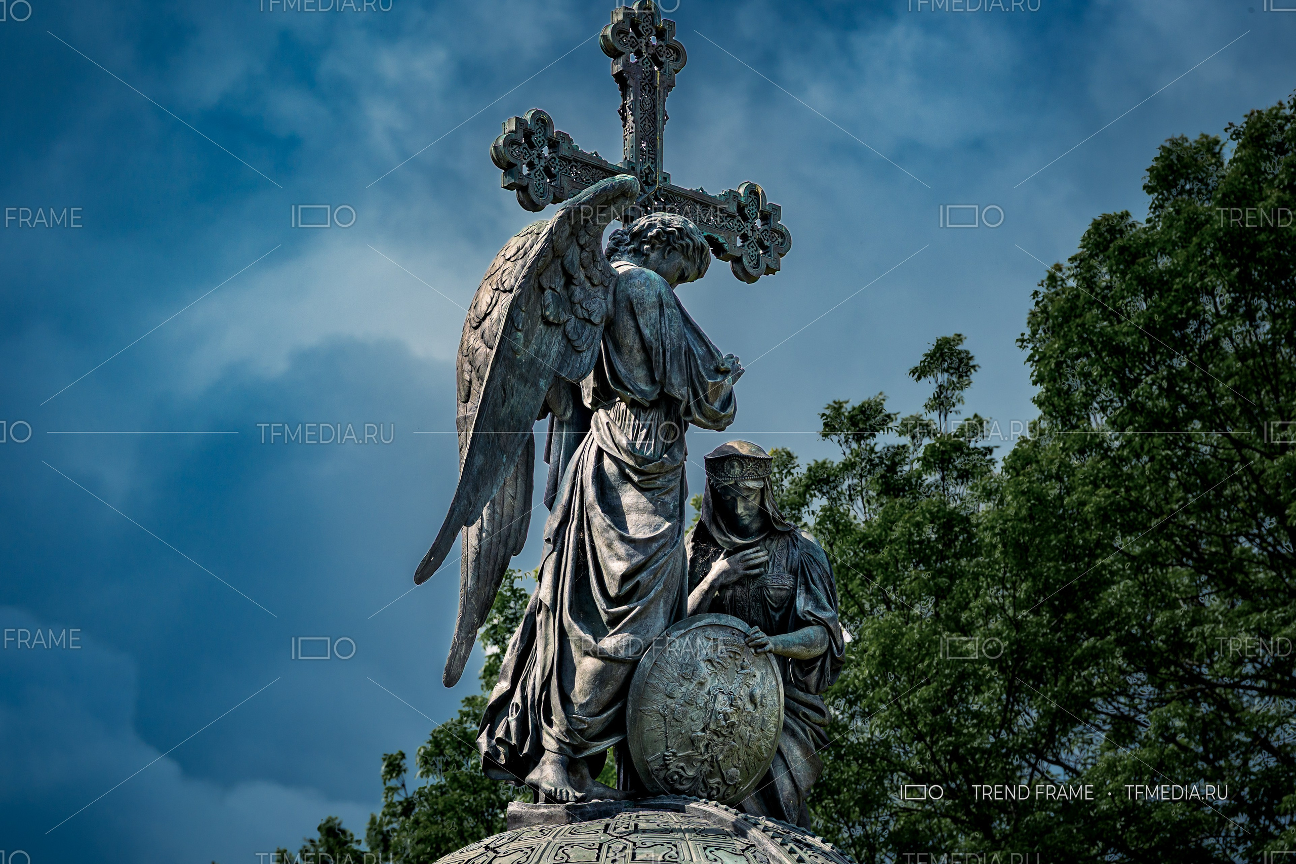 Памятник Тысячелетию России Великий Новгород вершина, ангел с крестом Великий Новгород фото TrendFrame, скульптура памятника Тысячелетию России