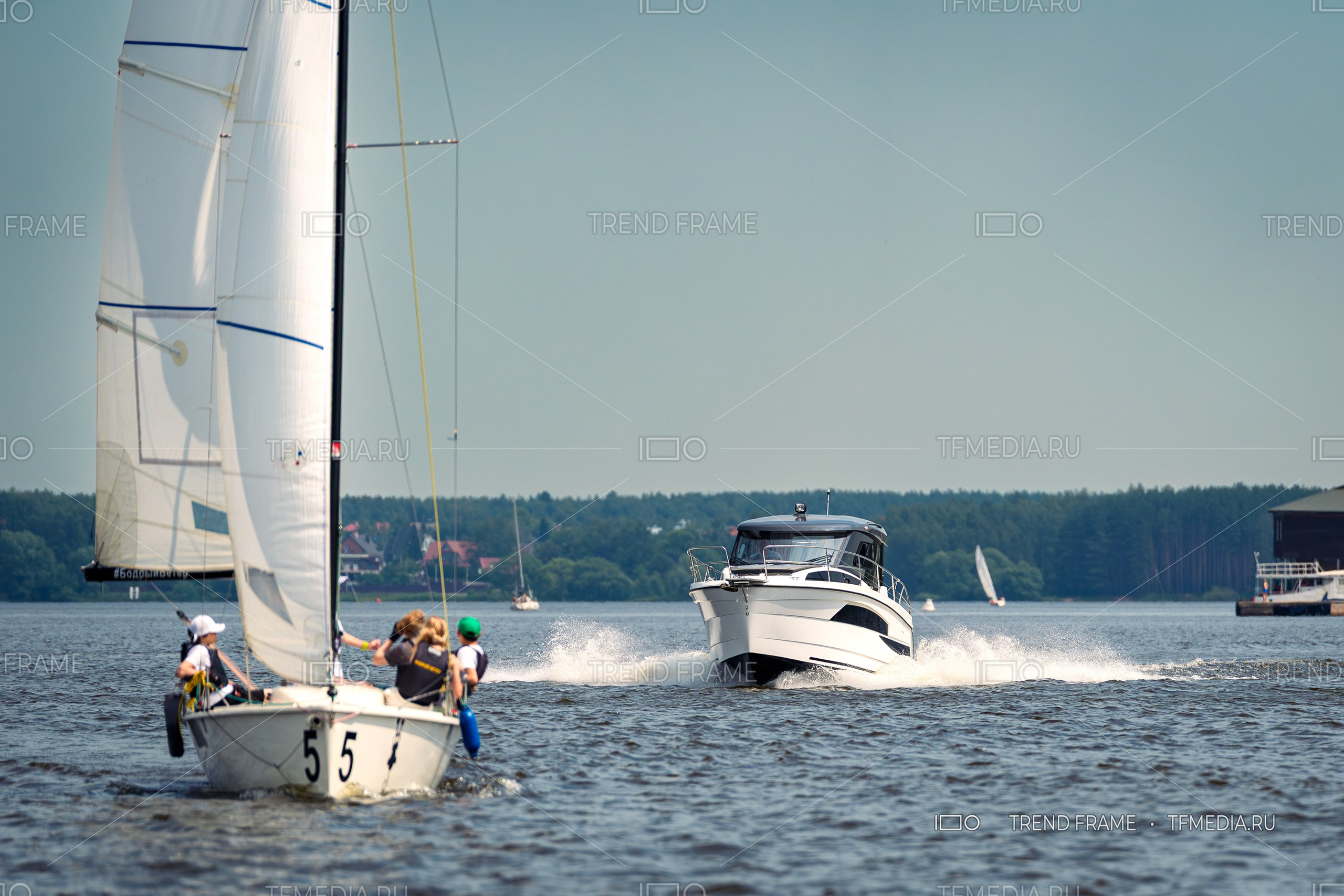 Катер Nautic 880 на фоне парусной яхты — профессиональная фотосессия в Москве