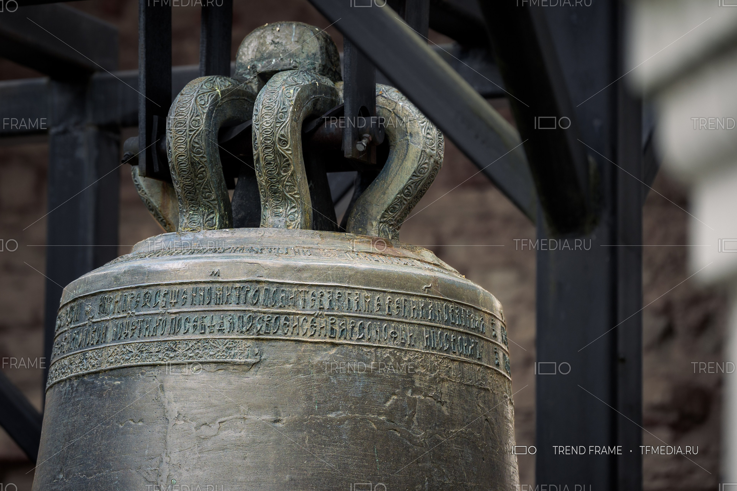 Старинный колокол Великий Новгород фото TrendFrame, надпись на колоколе Великий Новгород, колокольное литьё Софийской звонницы