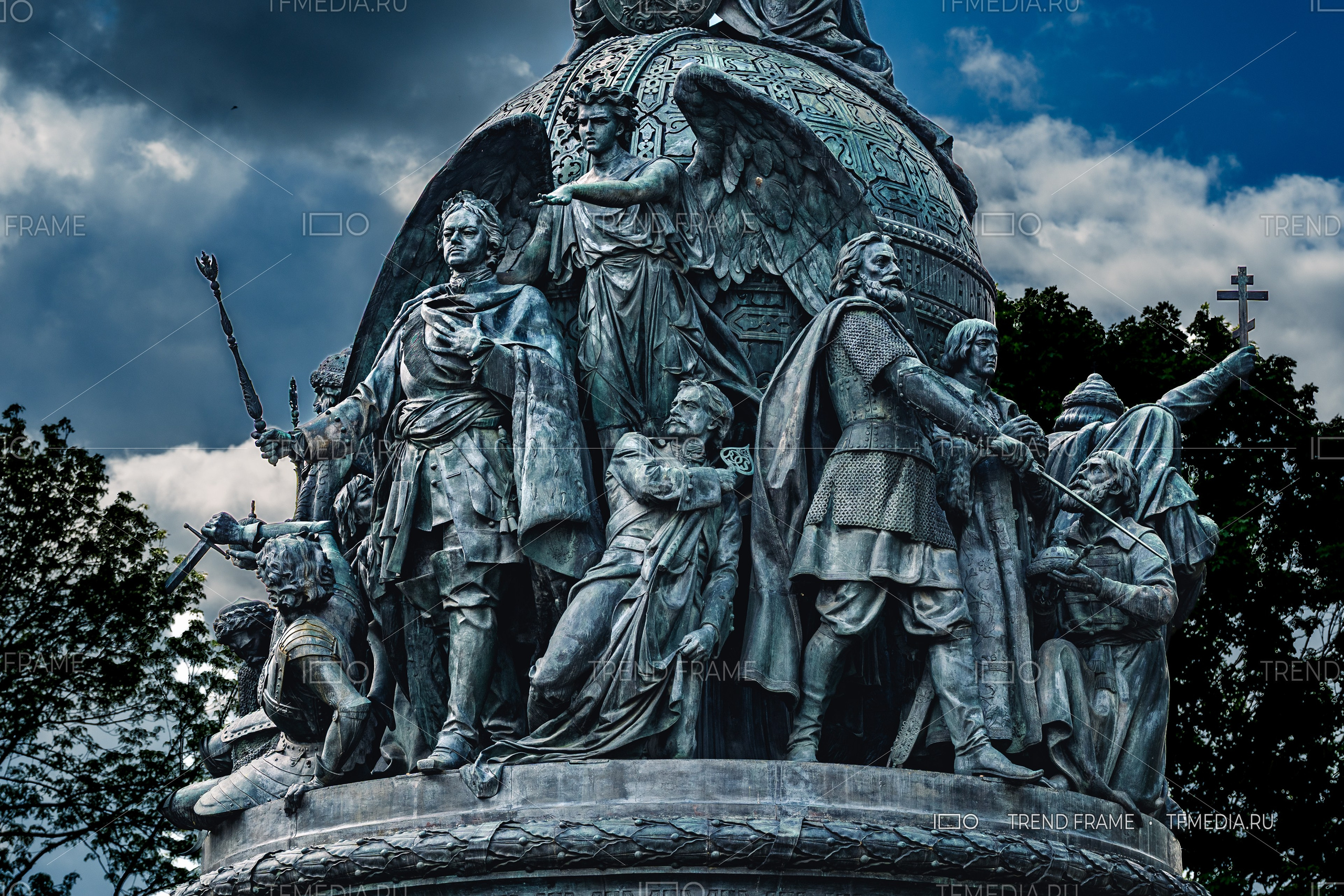 Памятник Тысячелетию России Великий Новгород крупный план, скульптуры памятника Великий Новгород, исторический монумент фото