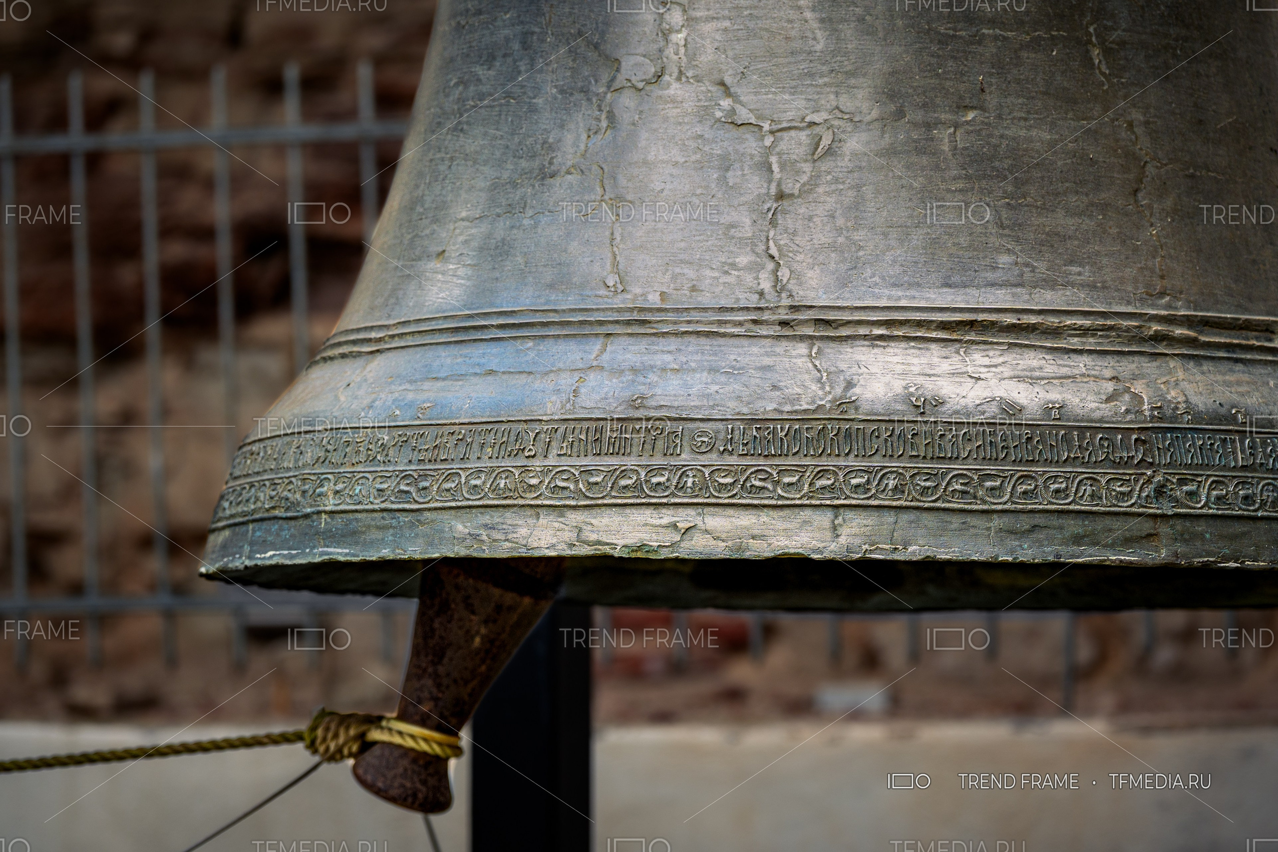 Старинный колокол Великий Новгород фото TrendFrame, надпись на колоколе Великий Новгород, колокольное литьё древней Руси