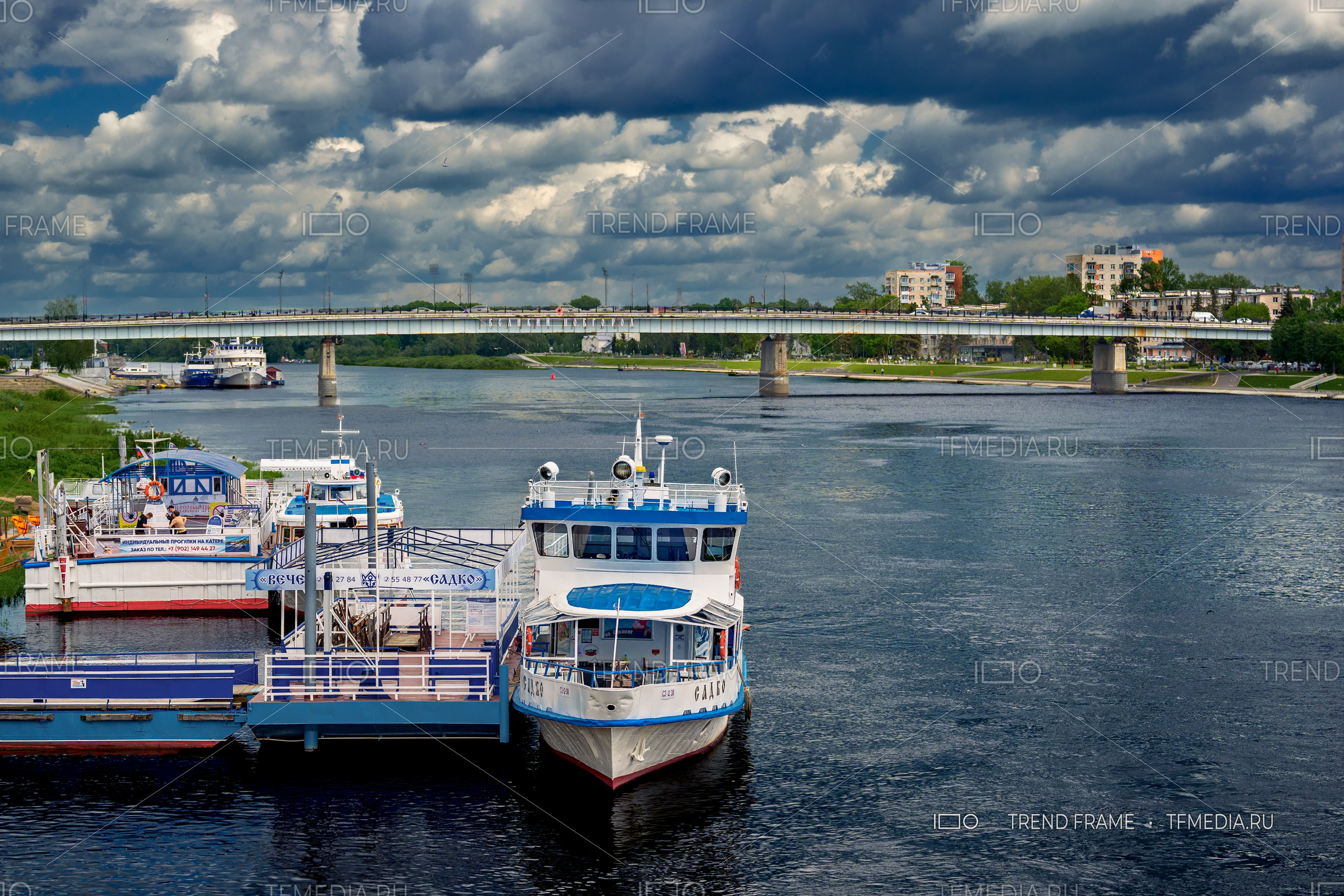 река Волхов фото Великий Новгород TrendFrame, пристань с теплоходами и мостом, Волхов небо облака