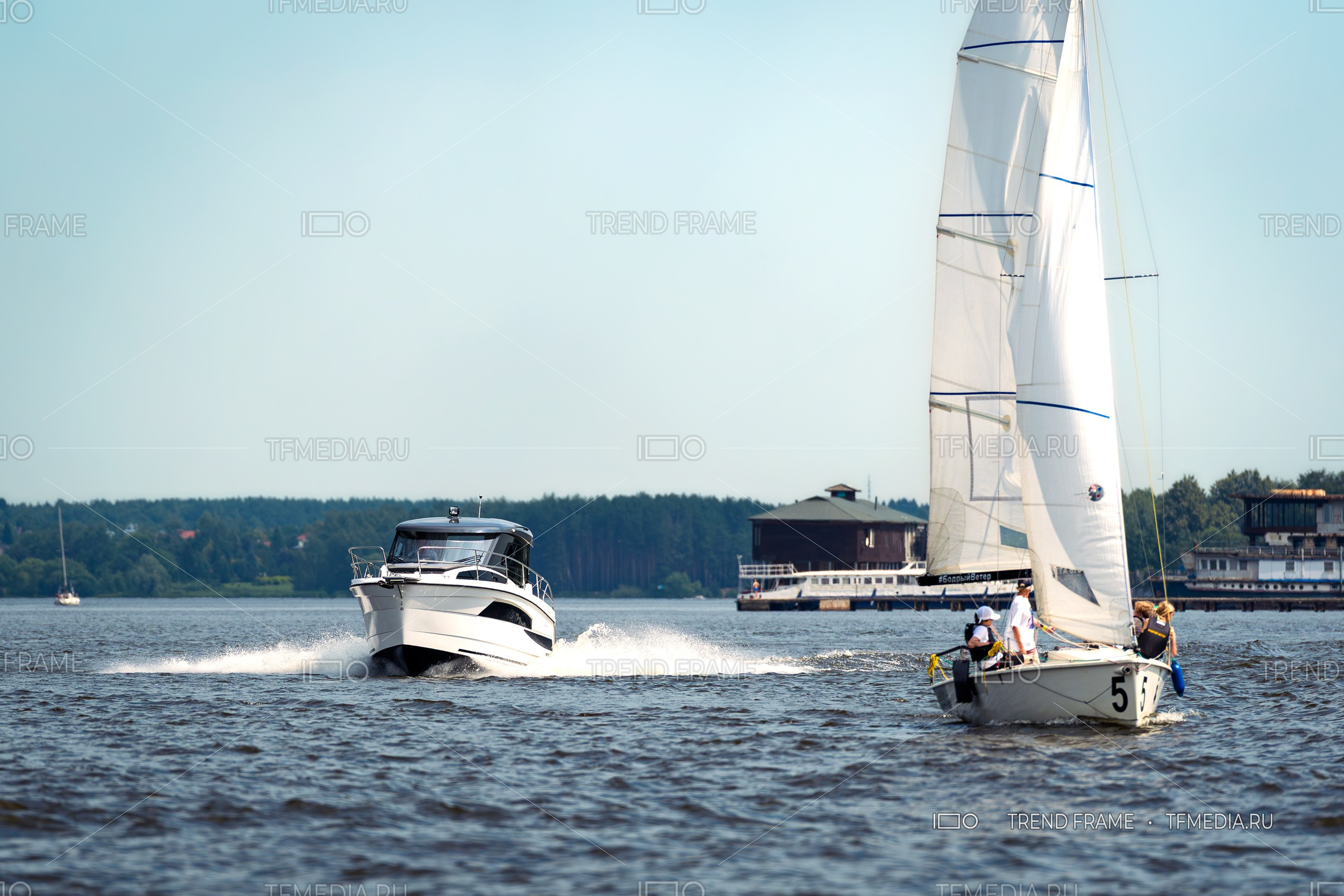 Моторный катер Nautic 880 с кабиной — фотосессия на воде, Москва
