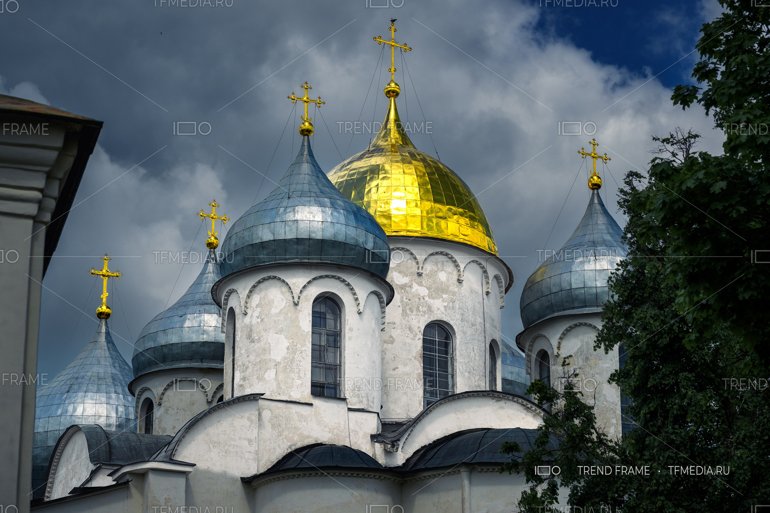 Купола Софийского собора Великий Новгород фото TrendFrame, золотой купол Софийский собор Великий Новгород, архитектура и облака Великий Новгород