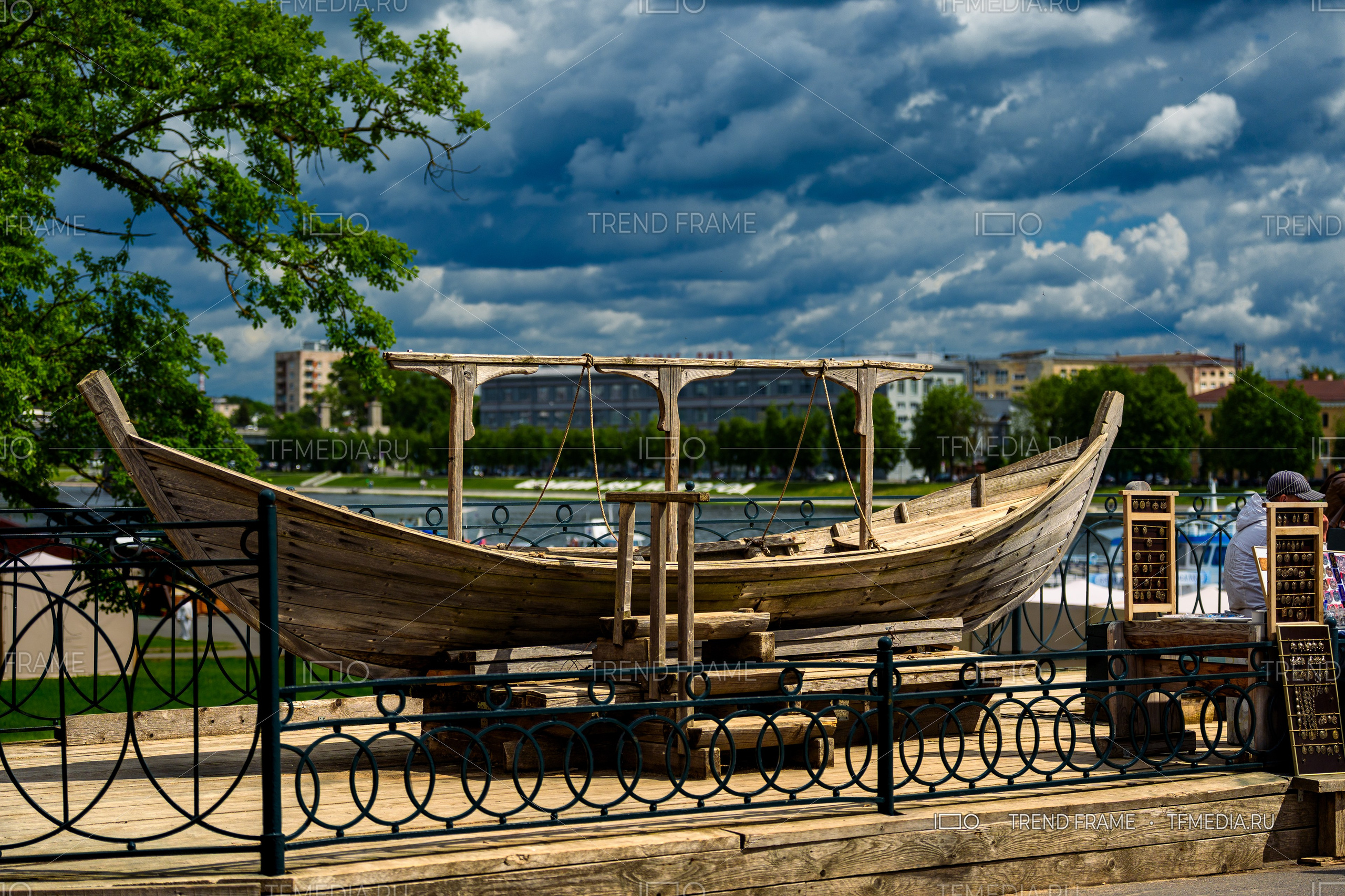 Новгородская ладья фото Великий Новгород TrendFrame, деревянная лодка на реке Волхов, историческая ладья Великий Новгород