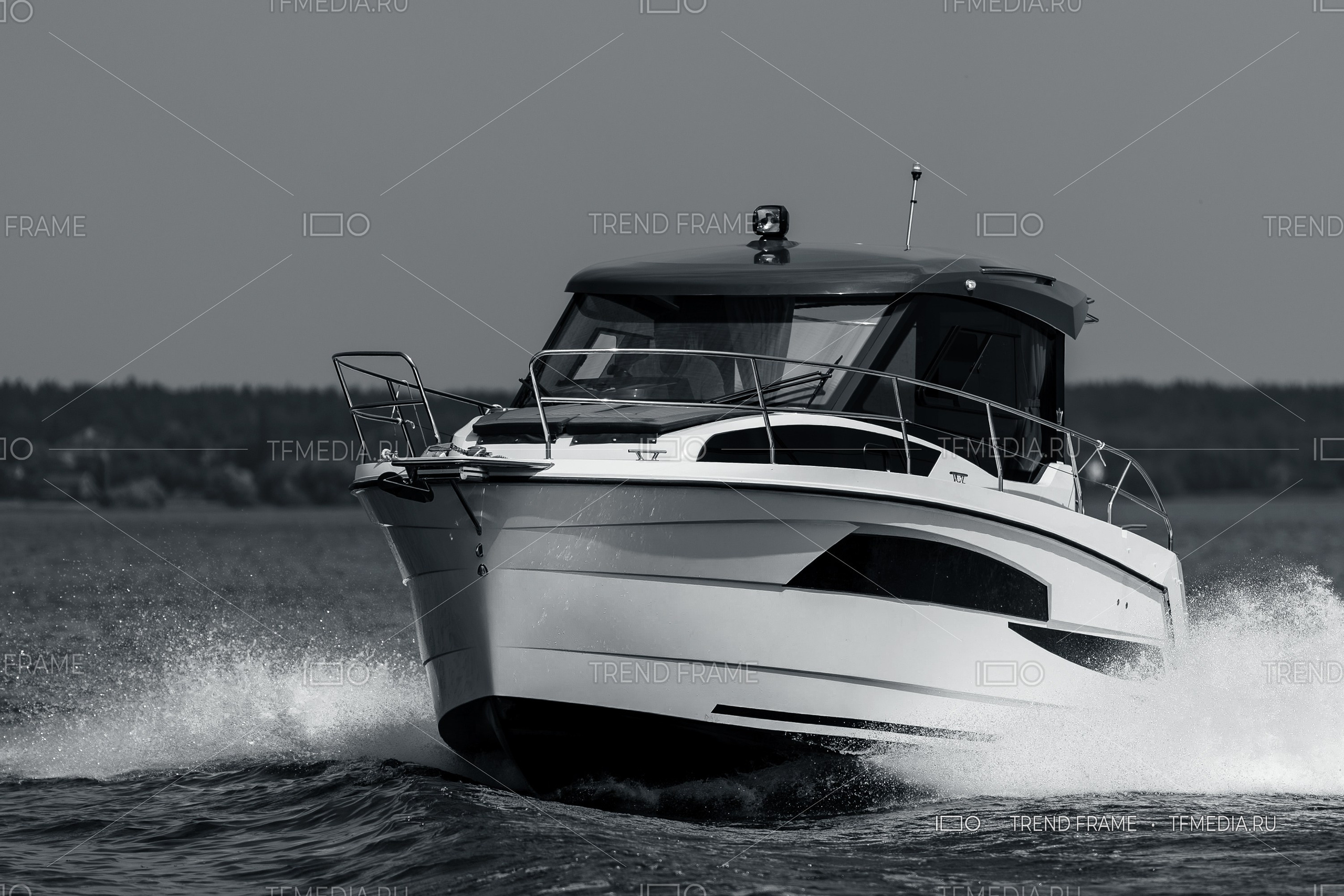 Чёрно-белая фотография каютного катера Nautic 880 на воде — премиальный фотопродакшн в Москве