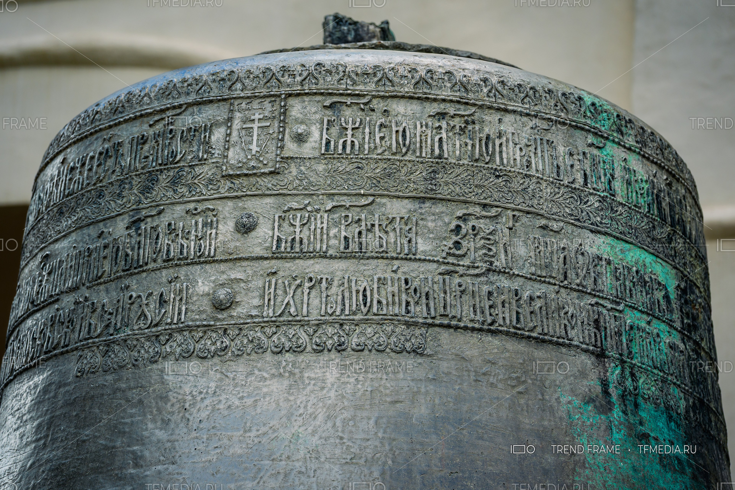 Старинный колокол с надписью Великий Новгород фото TrendFrame, колокол Софийской звонницы Великий Новгород, литая надпись на колоколе