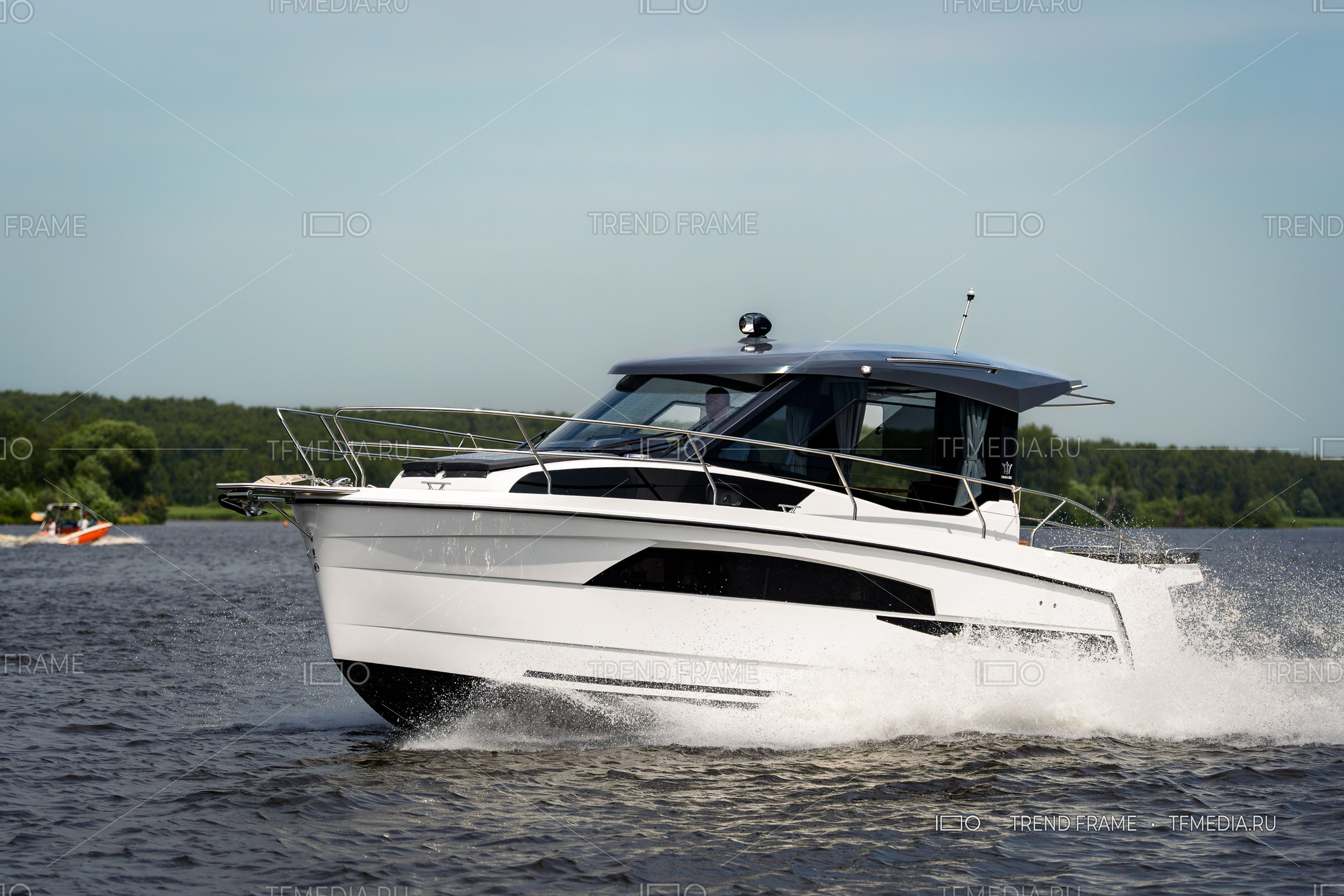 Катер Nautic 880 на волне — профессиональное фото для портфолио и сайта