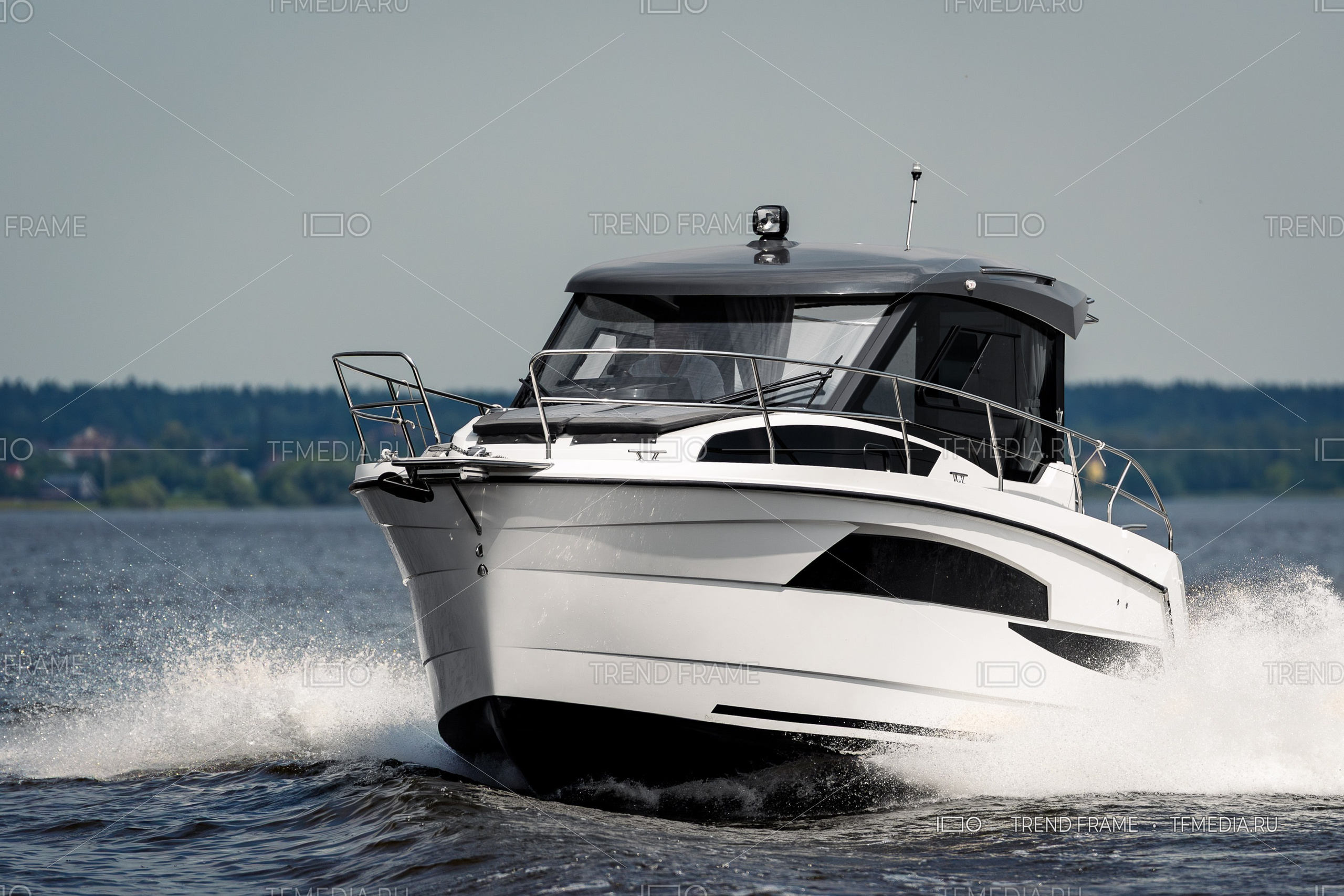 Катер Nautic 880 на высокой скорости — профессиональная фотосессия для каталога лодок и моторов