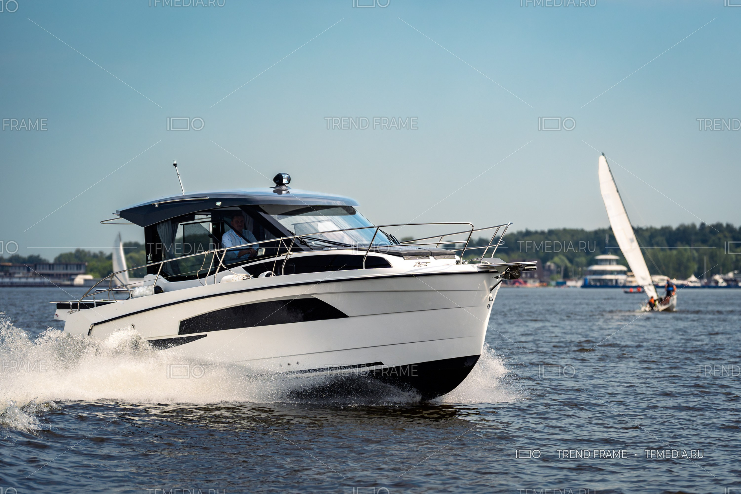 Динамичное фото катера Nautic 880 с кабиной — профессиональный фотопродакшн для каталогов