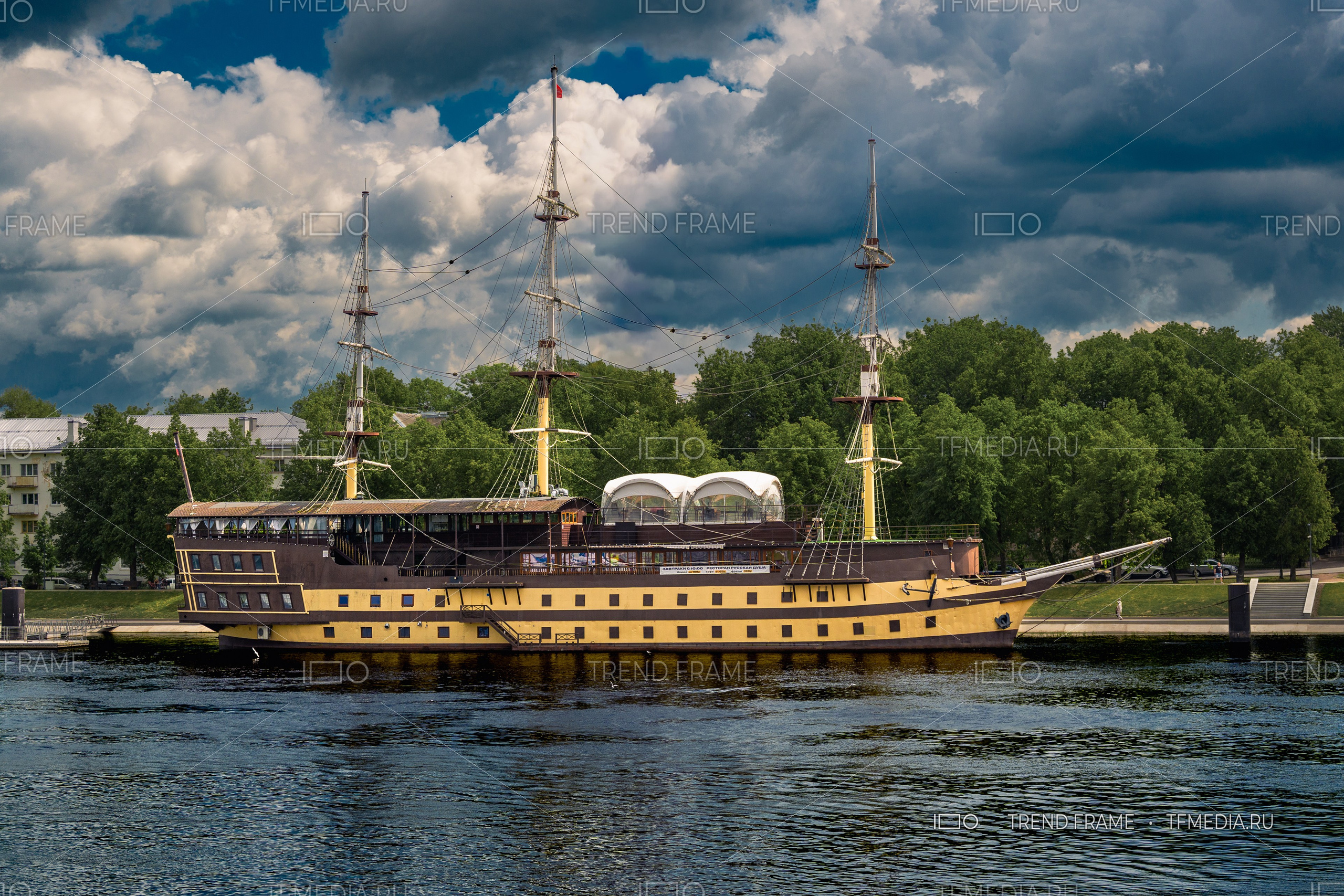 Парусник Великий Новгород фото TrendFrame, набережная Александра Невского Волхов, корабль на реке Великий Новгород
