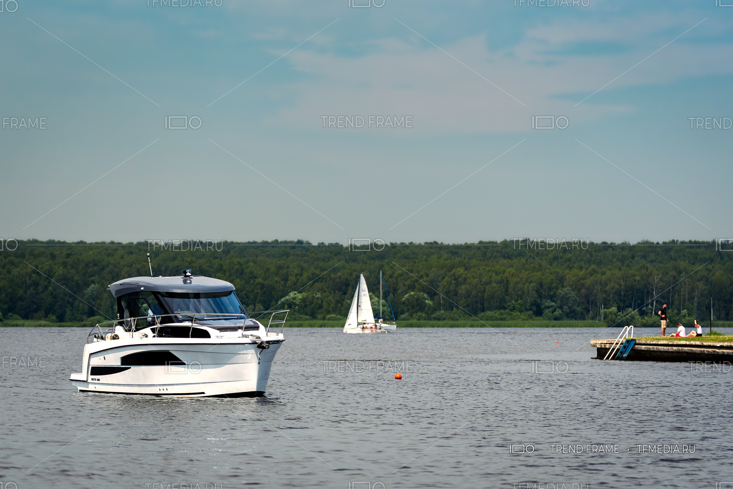 Катер Nautic 880 с кабиной на воде — профессиональная фотосессия лодки для каталога, Москва