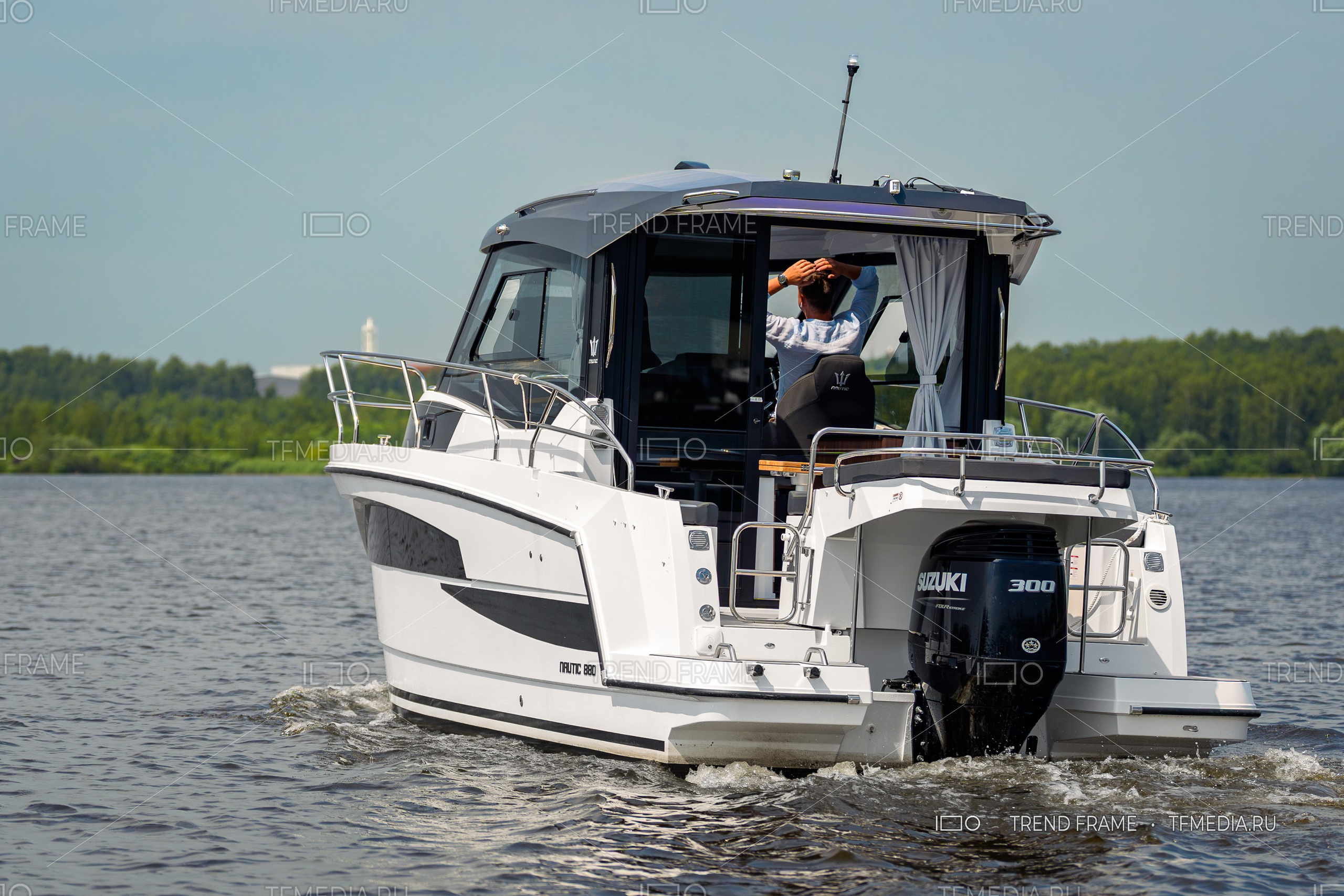 Кабинная моторная лодка Nautic 880 с Suzuki 300 на воде — профессиональное фото