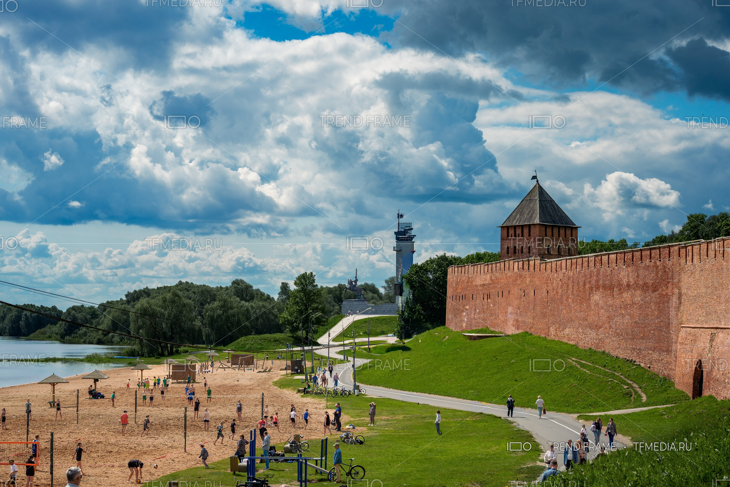 Софийская набережная Великий Новгород фото TrendFrame, Дворцовая башня Великий Новгород, стена кремля Великий Новгород