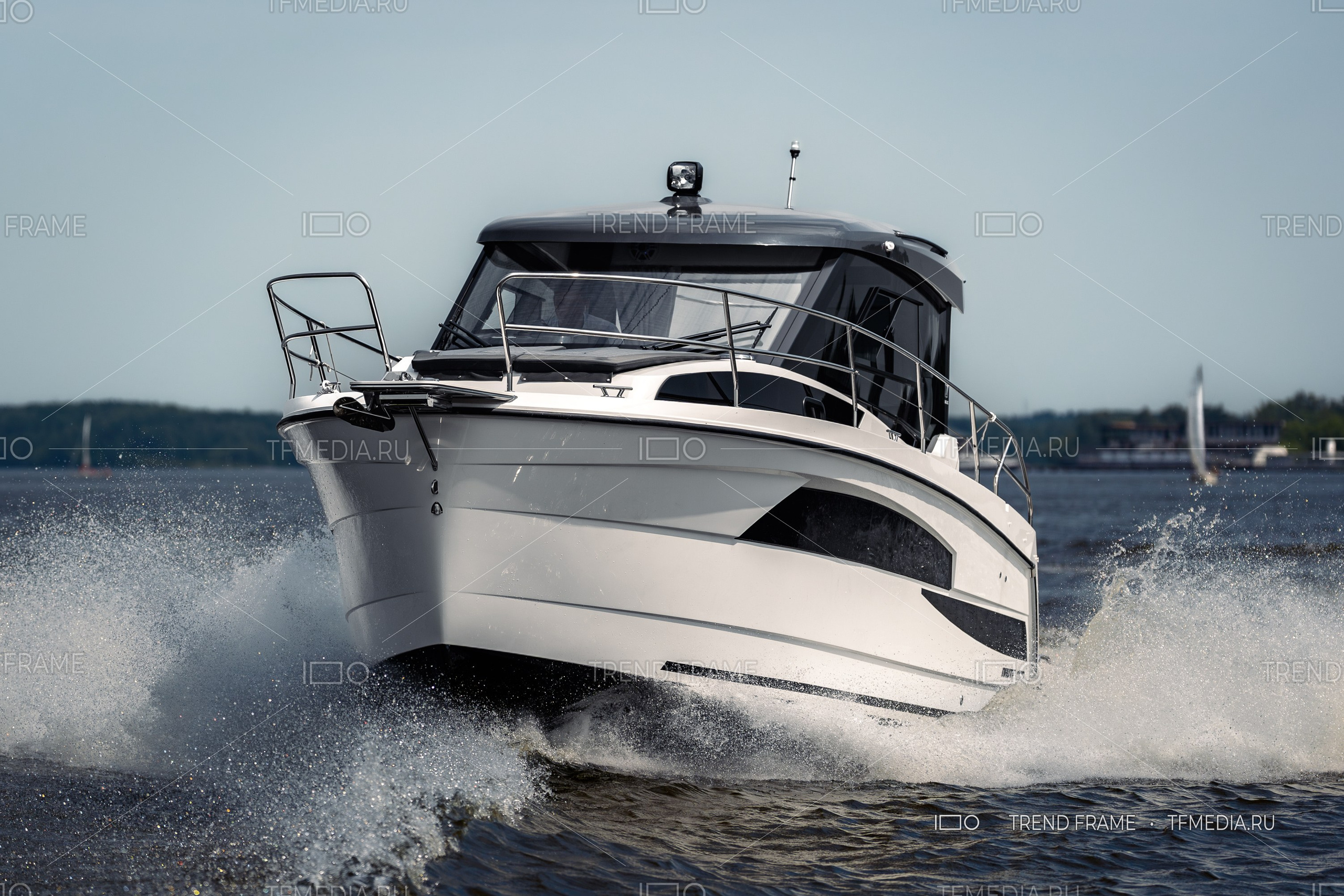 Моторная лодка Nautic 880 с Suzuki 300 в движении — фотосессия на природе, Москва