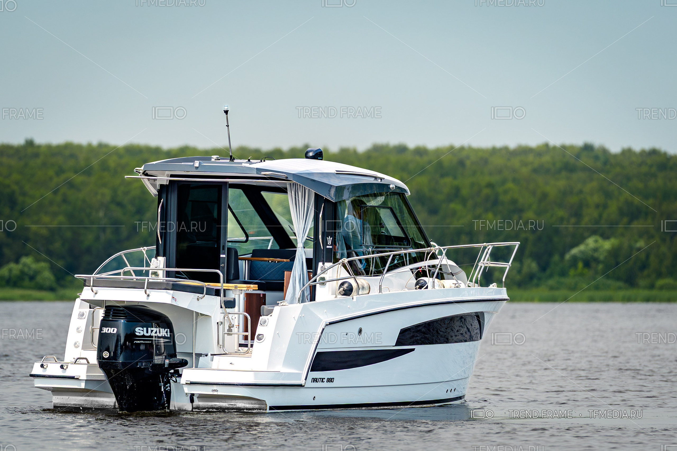 Лодка Nautic 880 с подвесным мотором Suzuki 300 — фото для портфолио и каталогов