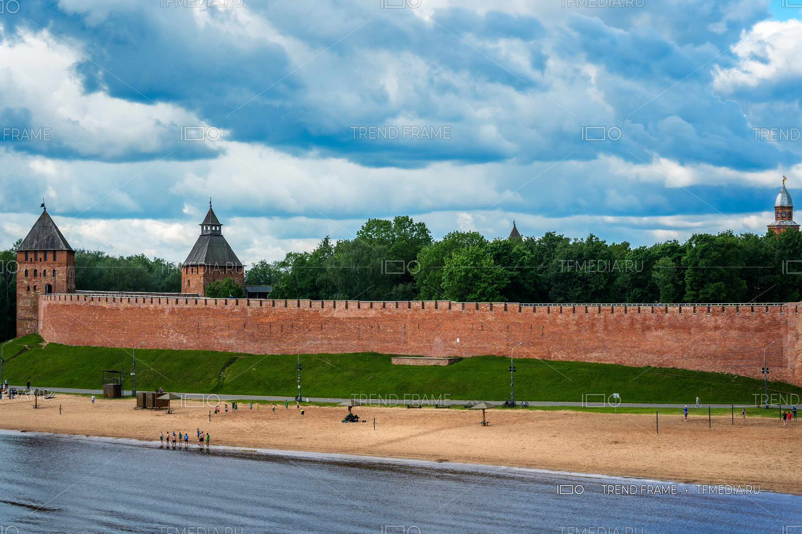 Софийская набережная фото TrendFrame, кремль Великий Новгород, Дворцовая башня, пляж и река Волхов