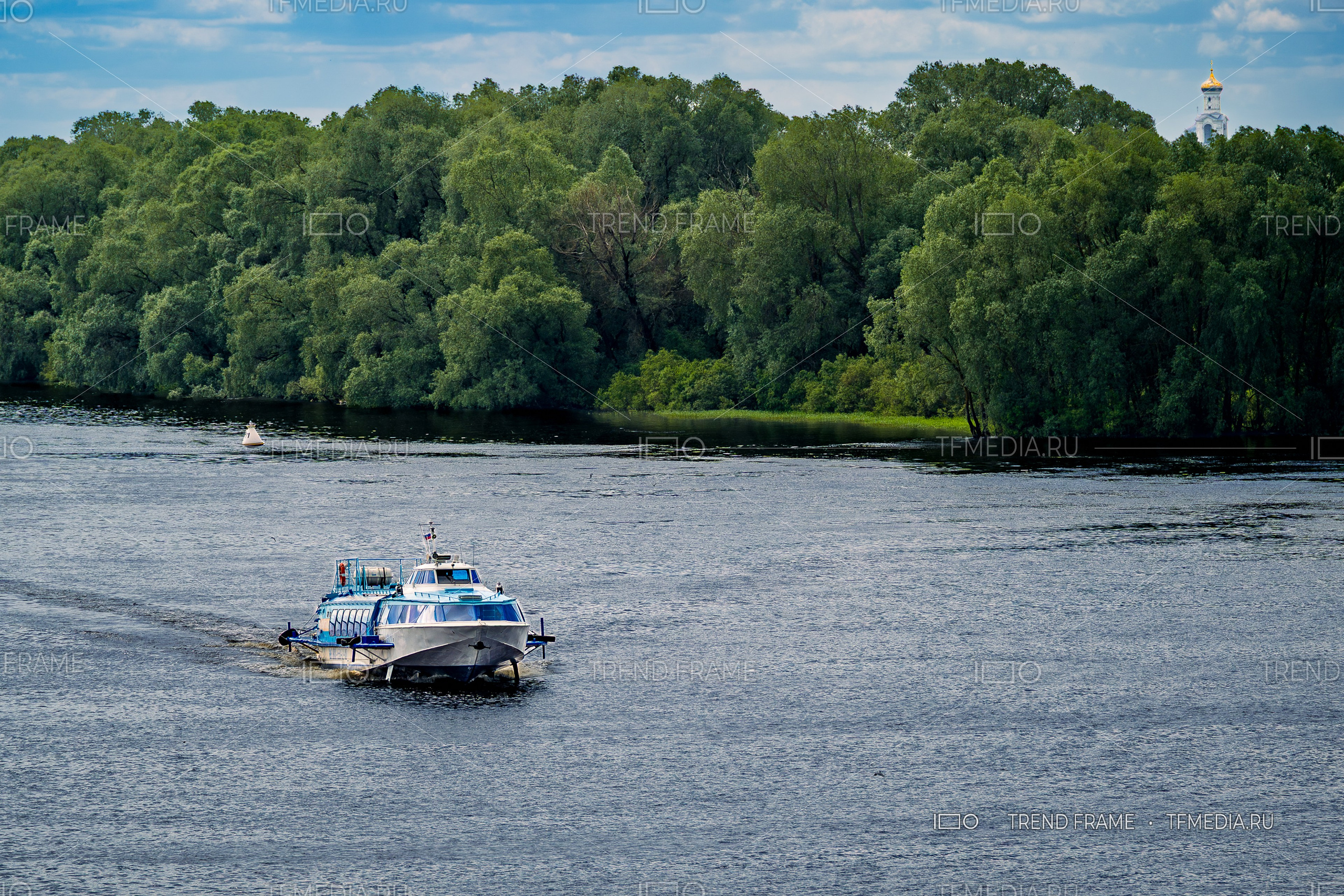катер на реке Волхов фото TrendFrame, природа Великий Новгород, пейзаж с храмом и рекой