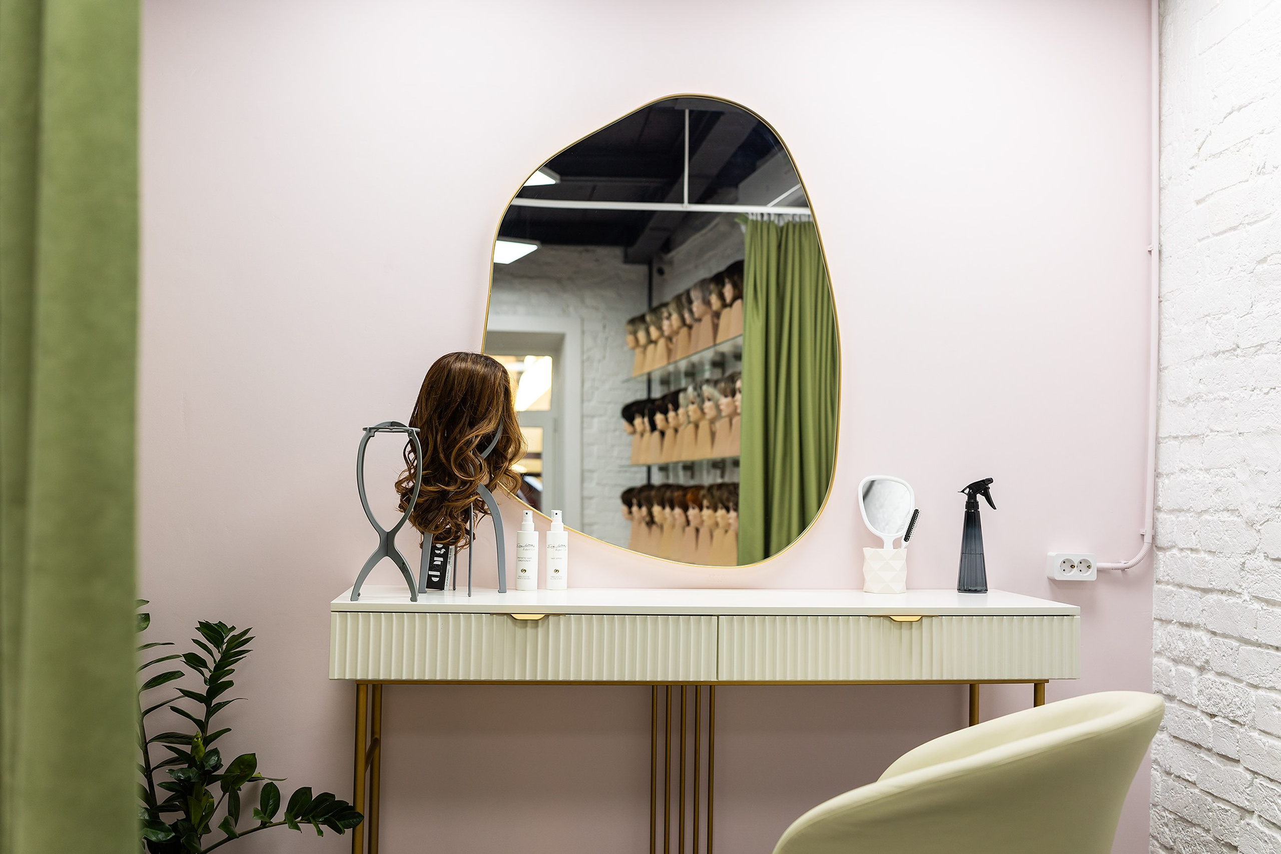 Дом париков. Фотосъемка интерьеров салона париков Шевю.