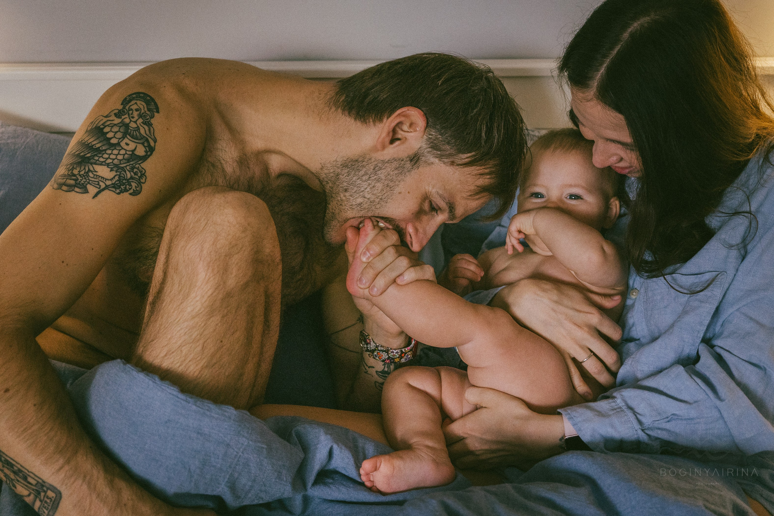 Новогодняя фотосессия семьи в студии. Фотограф на роды Москва. Фотограф новорожденных Москва